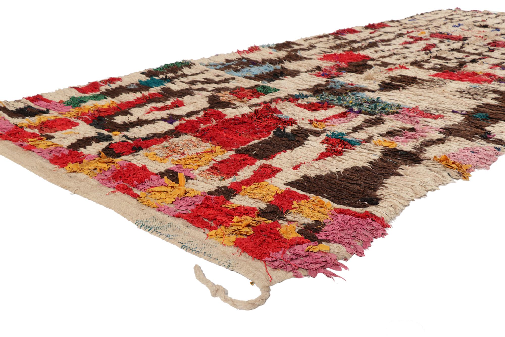 20095 Tapis marocain Vintage Talsint, 04'06 x 11'04. Les tapis de Talsint, également connus sous le nom de tapis de Talsint Boucherouite, sont originaires de la région de Talsint, dans le sud-est du Maroc. Fabriqués par des artisans berbères, ces