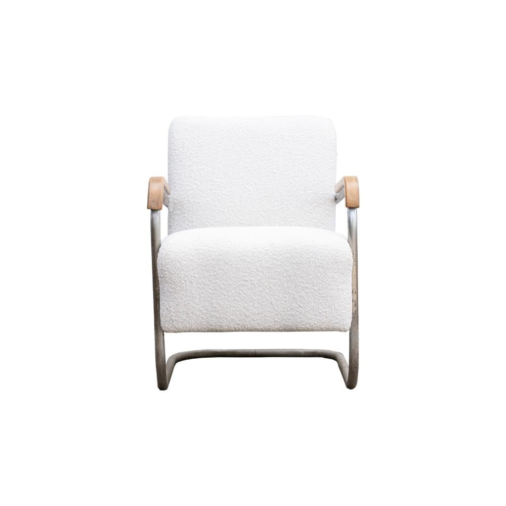 Cette silhouette du milieu du siècle présente une structure légère en aluminium, des accoudoirs en bois bien usés et un rembourrage en boucle.

Dimensions : 32