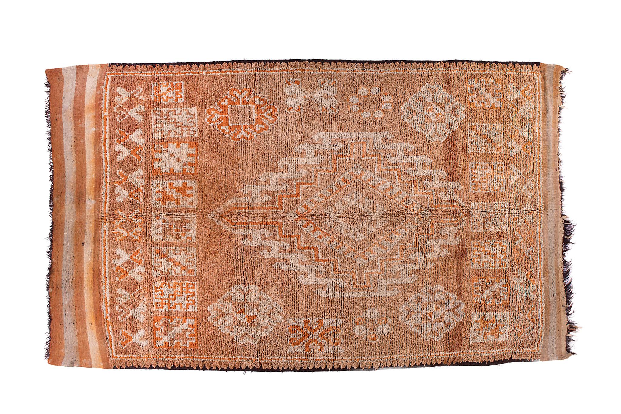 Le tapis Boujaad provient de la région d'El Haouz dans le Moyen Atlas au Maroc. Il n'y a pas d'équipement de tissage moderne, les tapis sont fabriqués manuellement par des dames artistes très talentueuses, de la même manière qu'il y a plusieurs