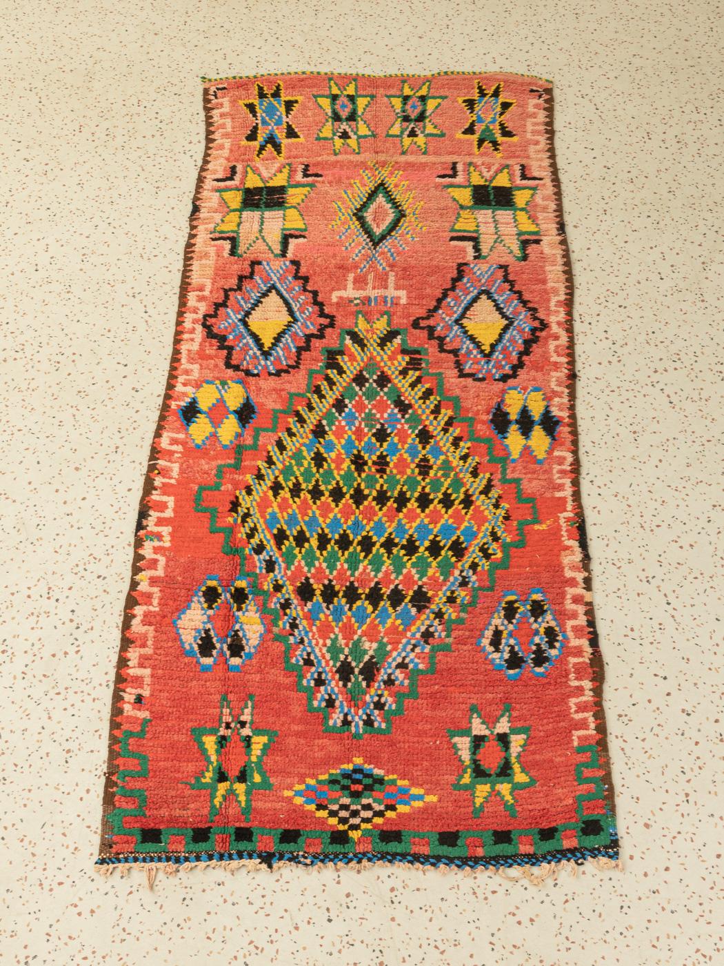 Marocain Tapis berbère marocain vintage Boujad rouge abricot vert jaune en vente
