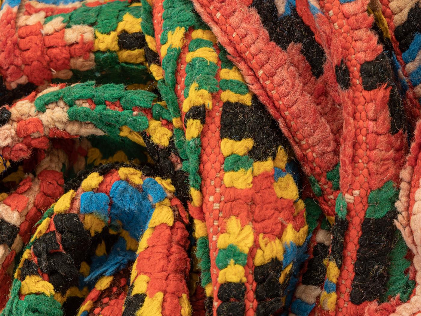 Fait main Tapis berbère marocain vintage Boujad rouge abricot vert jaune en vente