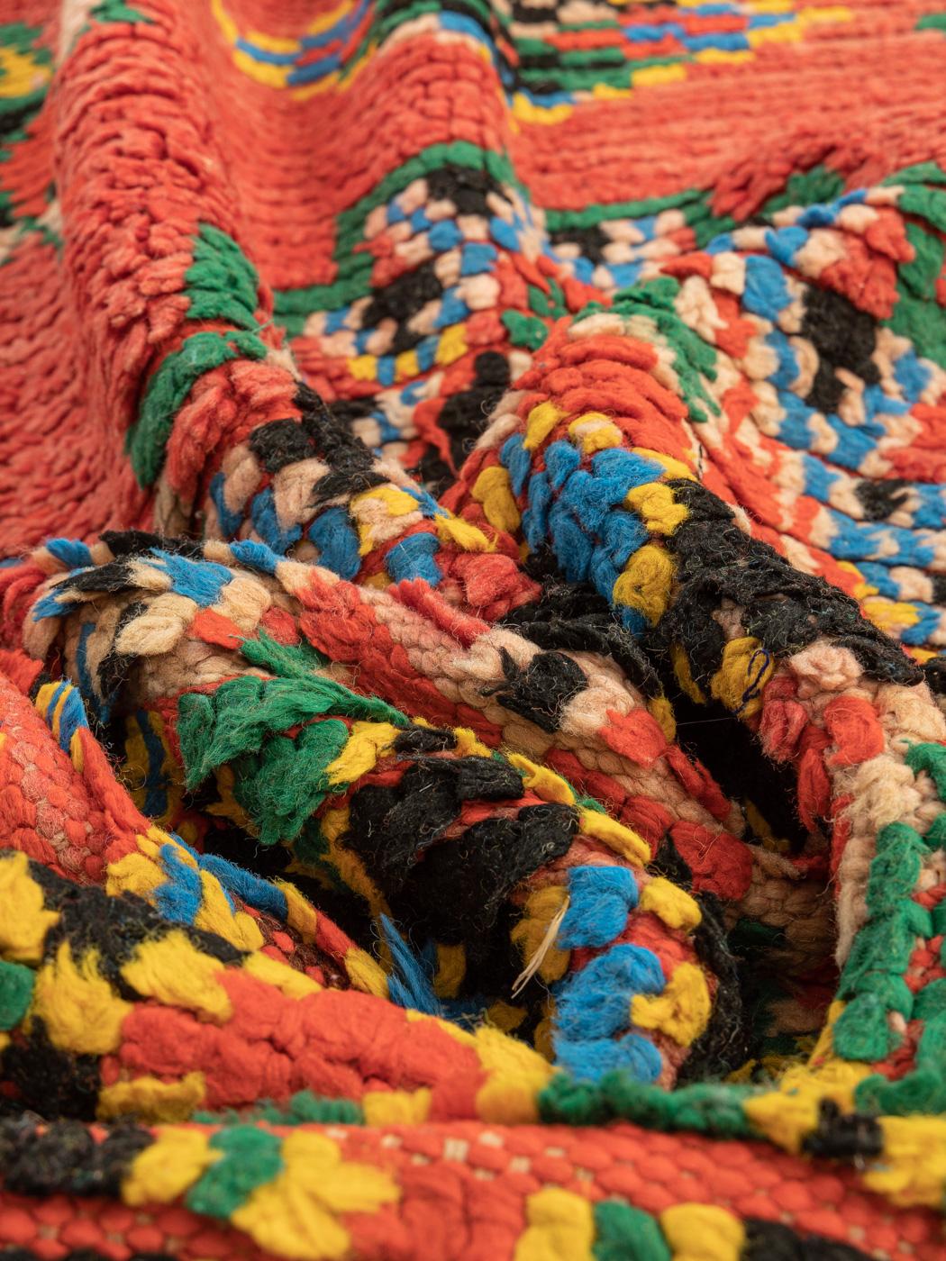 Tapis berbère marocain vintage Boujad rouge abricot vert jaune Bon état - En vente à Neuss, NW