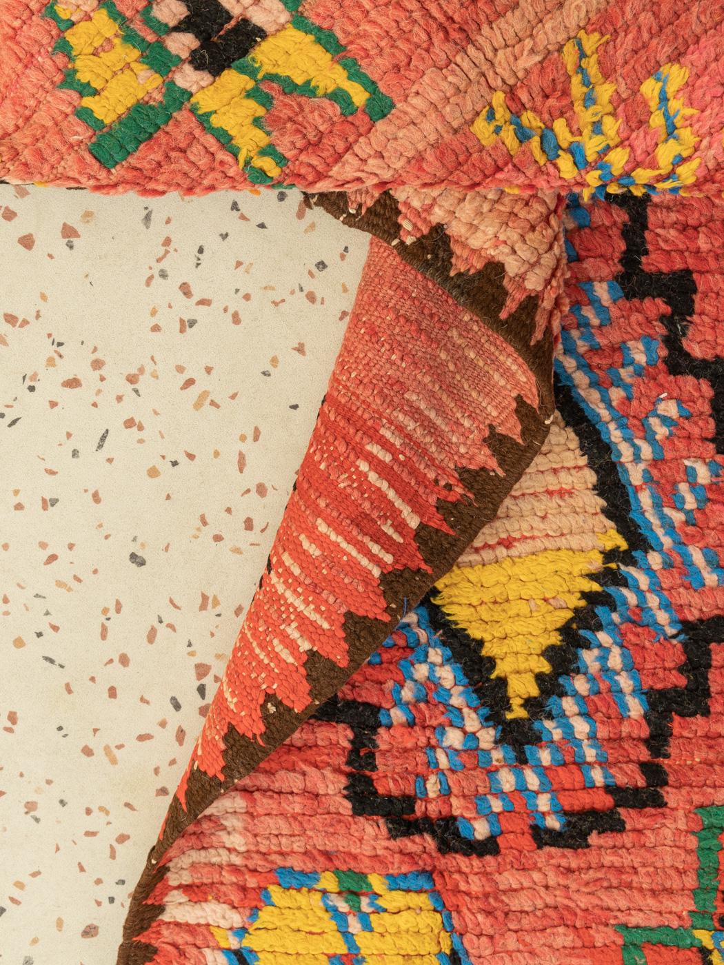 Laine Tapis berbère marocain vintage Boujad rouge abricot vert jaune en vente