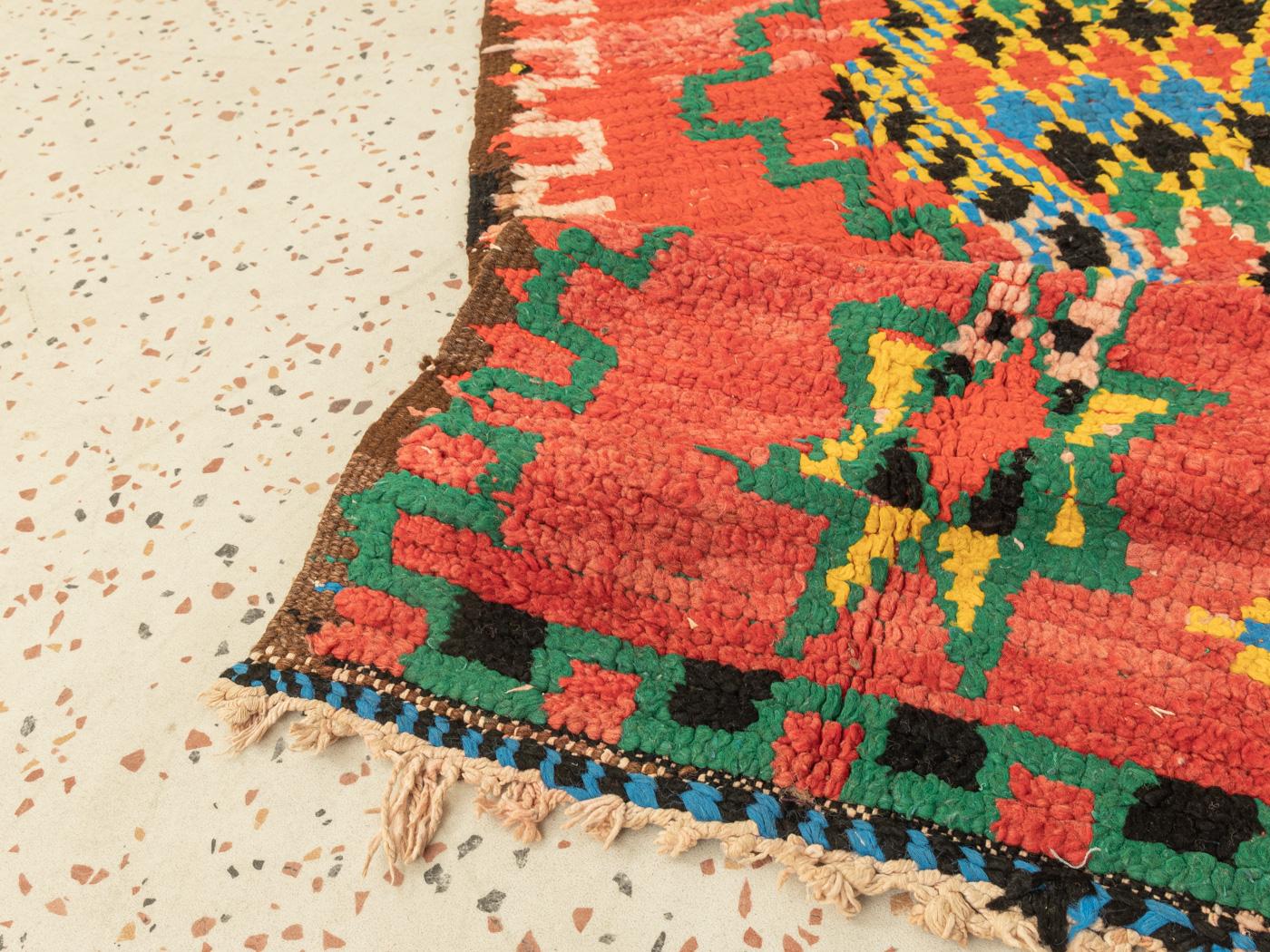 Tapis berbère marocain vintage Boujad rouge abricot vert jaune en vente 1