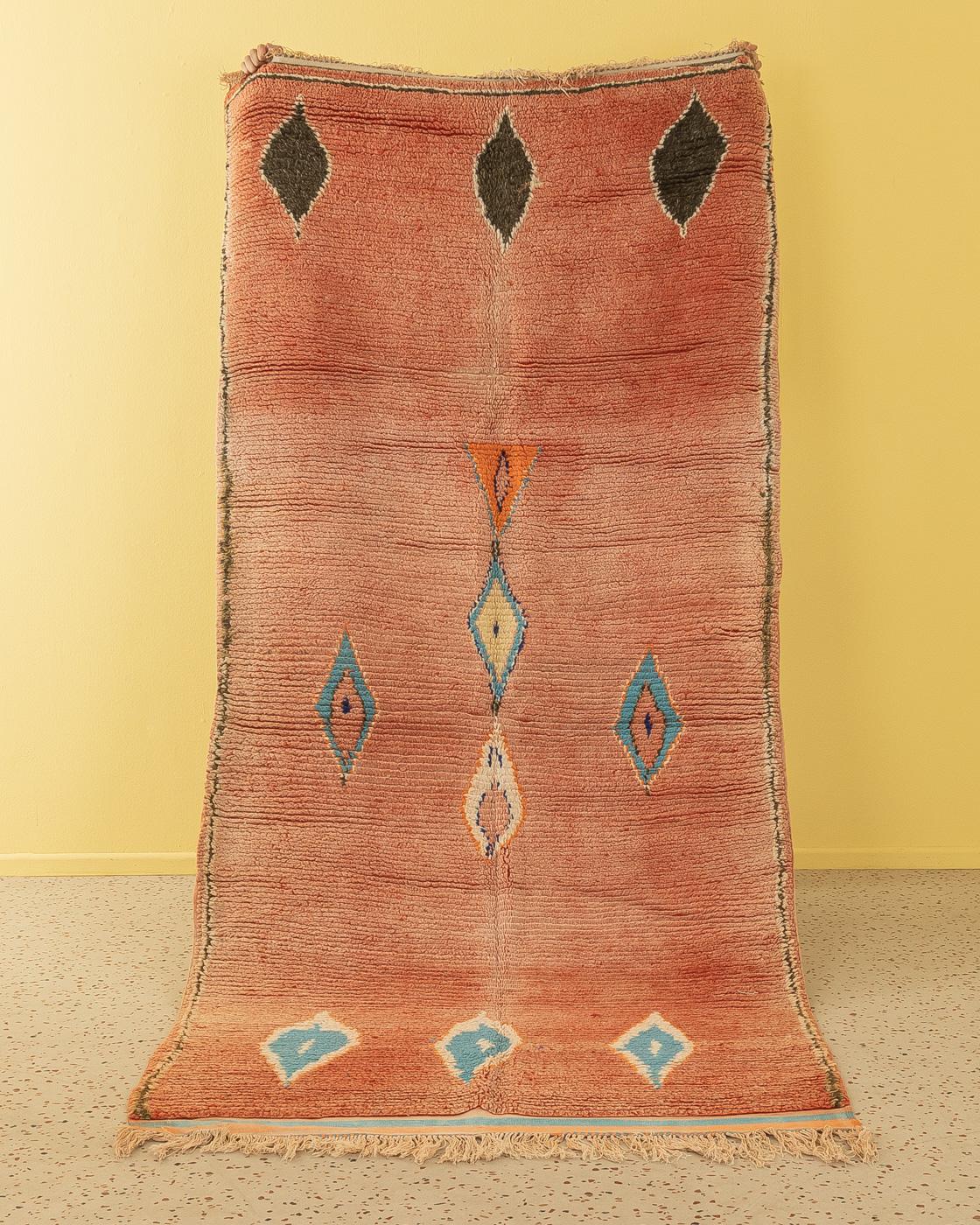 Dieser Vintage Boujad ist ein Teppich aus 100 % Wolle - weich und angenehm zu tragen. Unsere Berberteppiche sind handgefertigt, ein Knoten nach dem anderen. Jeder unserer Berberteppiche ist ein langlebiges Einzelstück, das auf nachhaltige Weise aus