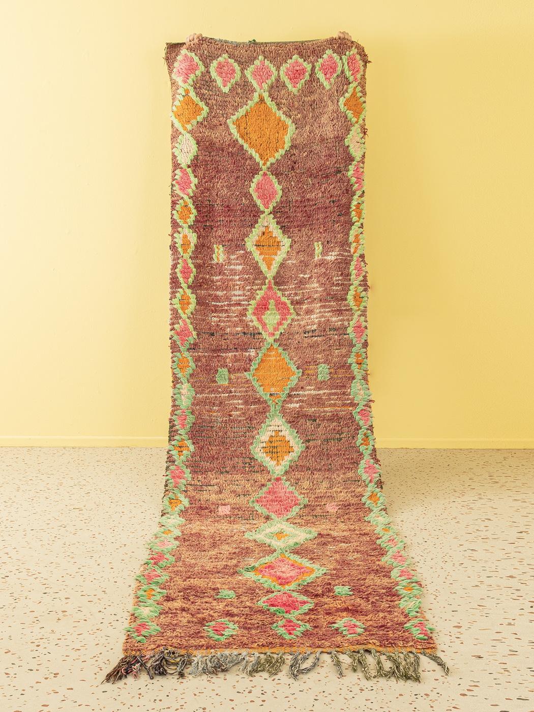 Der Vintage Boujad ist ein Teppich aus 100 % Wolle - weich und angenehm zu tragen. Unsere Berberteppiche sind handgefertigt, ein Knoten nach dem anderen. Jeder unserer Berberteppiche ist ein langlebiges Einzelstück, das auf nachhaltige Weise aus
