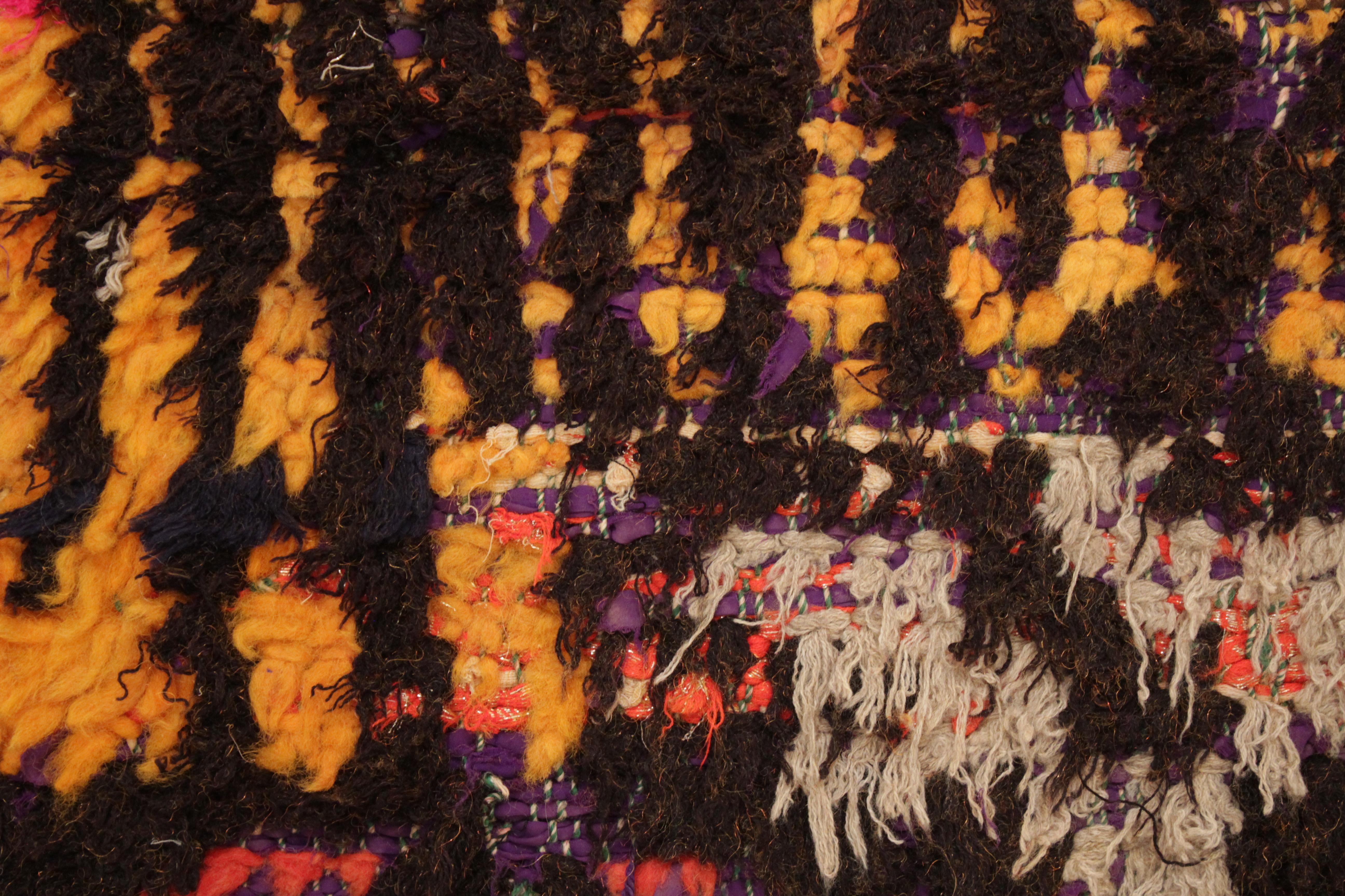 Vintage Boujad Moroccan Berber Rug with Dripping Colour In Good Condition For Sale In Milan, IT