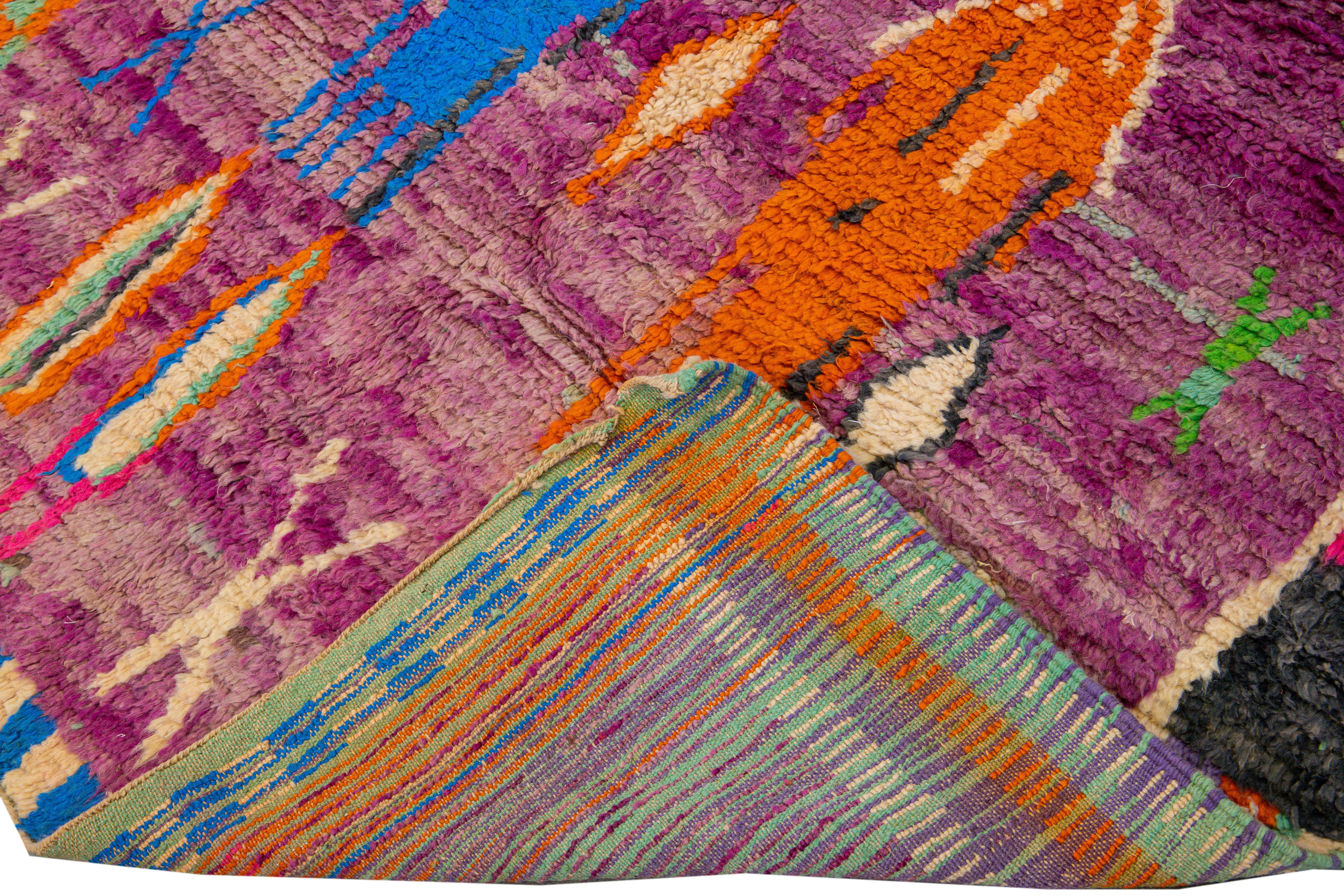 Bellissimo tappeto vintage in lana Boujad marocchino fatto a mano con campo multicolore viola e luminoso in un disegno geometrico bohémien all-over.

 Questo tappeto misura: 5'6