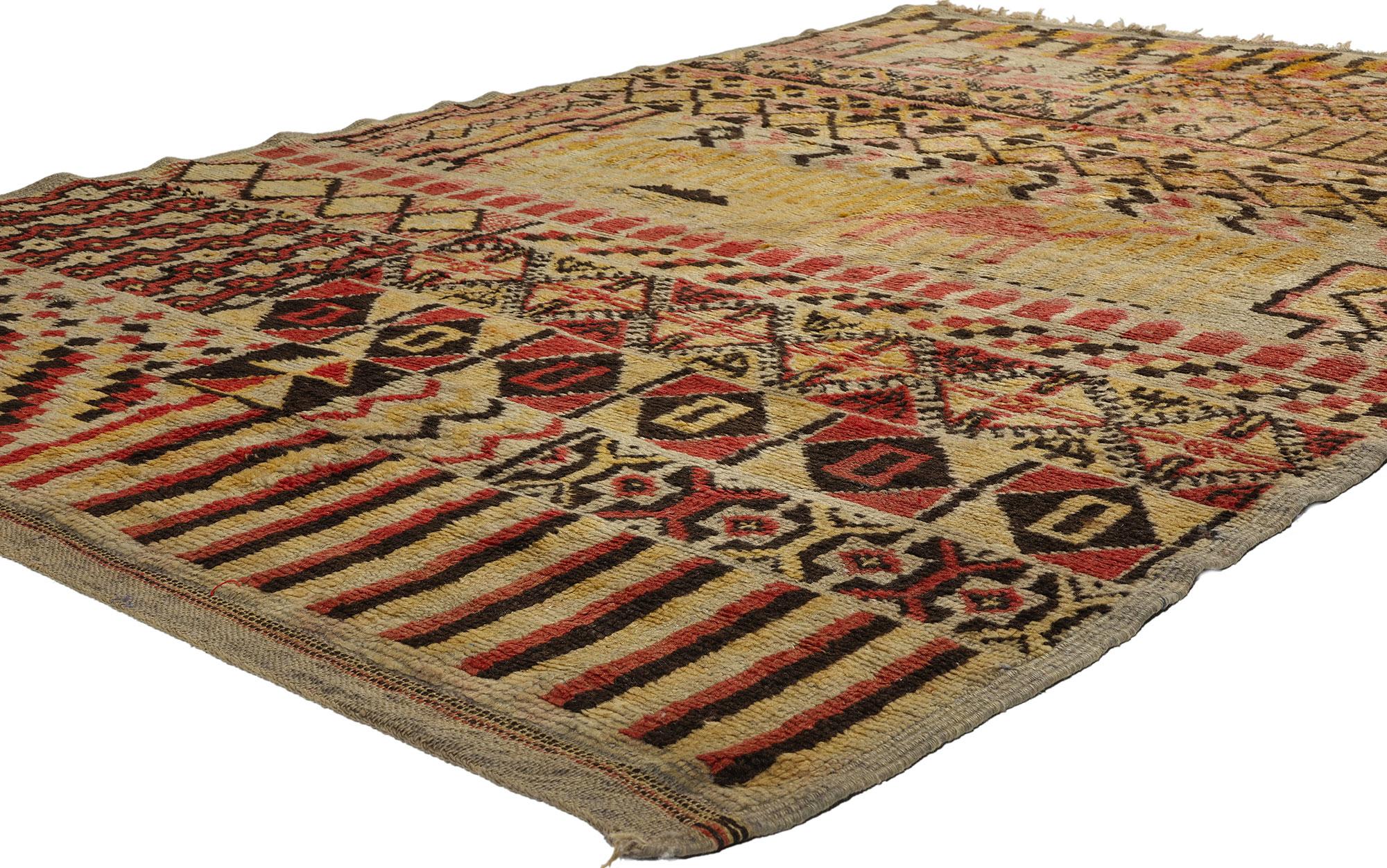 21726 Tapis marocain vintage Boujad Pictorial, 05'03 x 08'02. Les tapis picturaux marocains Boujad, originaires de la région de Boujad au Maroc, sont une forme distincte d'art du tapis caractérisée par l'incorporation d'éléments figuratifs tels que