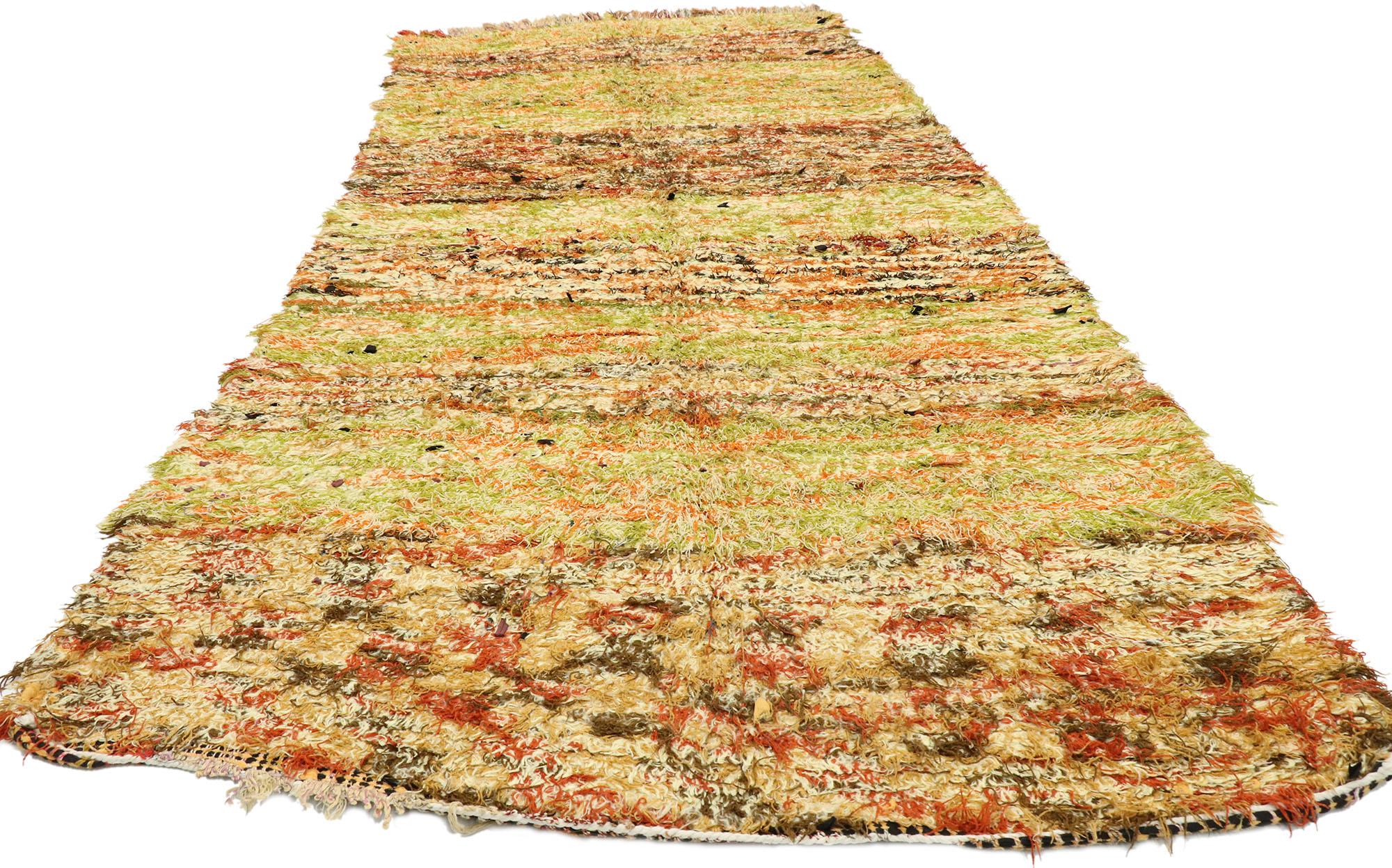 20579 Vintage Boucherouite Boujad Marokkanischer Teppich, 4'00 x 9'02. Lassen Sie sich von der lebendigen Essenz der Boujad Boucherouite Teppiche verzaubern, die aus der lebhaften Stadt Boujad in der Region Khouribga stammen. Diese Teppiche werden