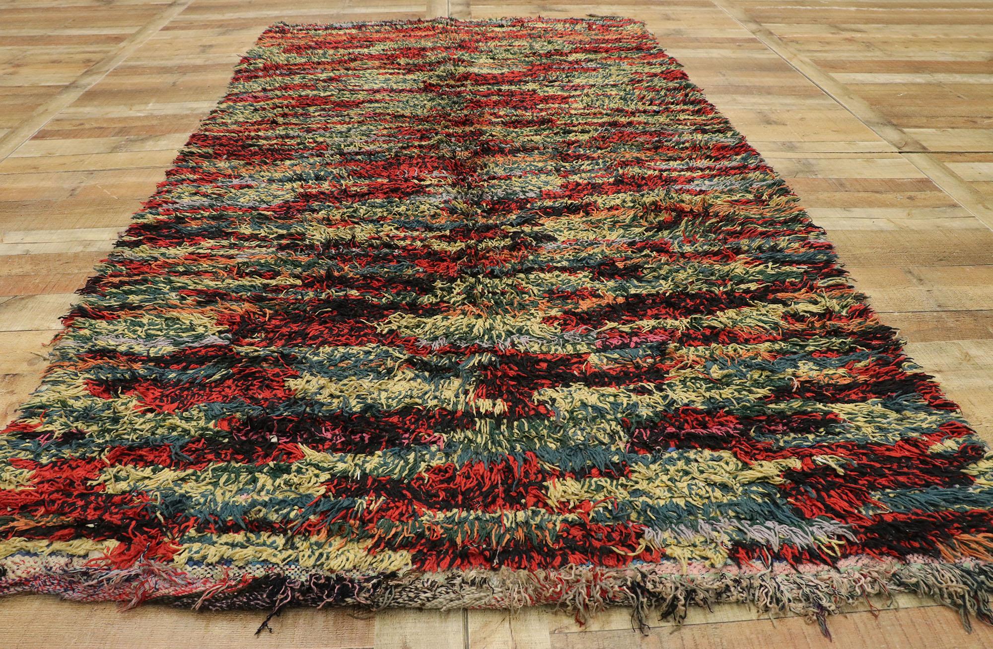 20573 Vintage Boucherouite Boujad Marokkanischer Teppich, 04'10 x 09'00. Tauchen Sie ein in die dynamische Lebendigkeit der Boujad-Boucherouite-Teppiche, die in der lebhaften Stadt Boujad in der Region Khouribga entstehen. Diese Teppiche, die von