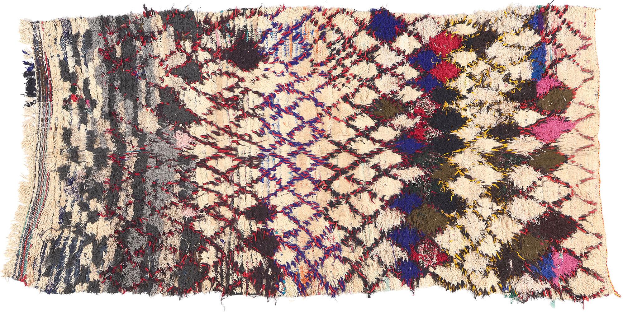 20469 Vintage Boucherouite Boujad Marokkanischer Teppich, 04'10 x 09'02. Genießen Sie die lebendige Energie der Boucherouite-Teppiche aus Boujad, die aus den lebhaften Straßen von Boujad in der Region Khouribga stammen. Diese Teppiche, die von
