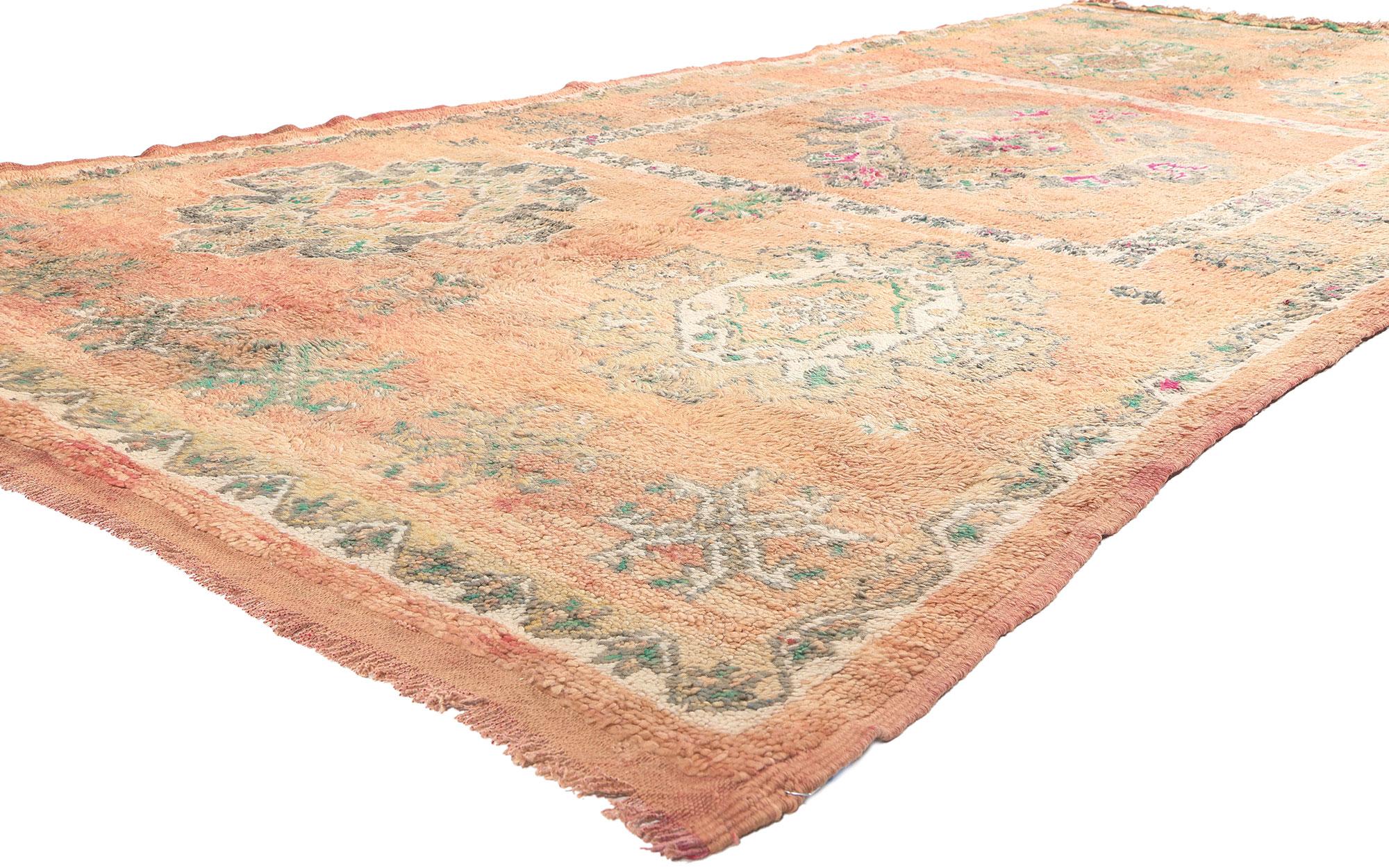 20936 Tapis marocain Vintage Boujad, 05'10 x 12'10. 
Les tapis de Boujad, originaires de la ville animée de Boujad dans la région de Khouribga, sont réputés pour leurs motifs excentriques et artistiques. Dans ce tapis marocain vintage de Boujad, la
