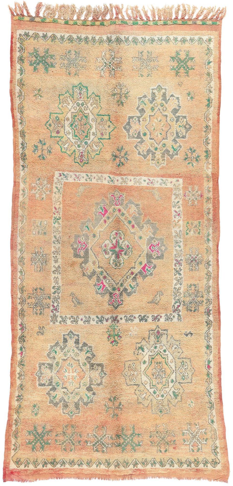 Tapis marocain vintage Boujad, le design biophilique rencontre l'Elegance du soleil