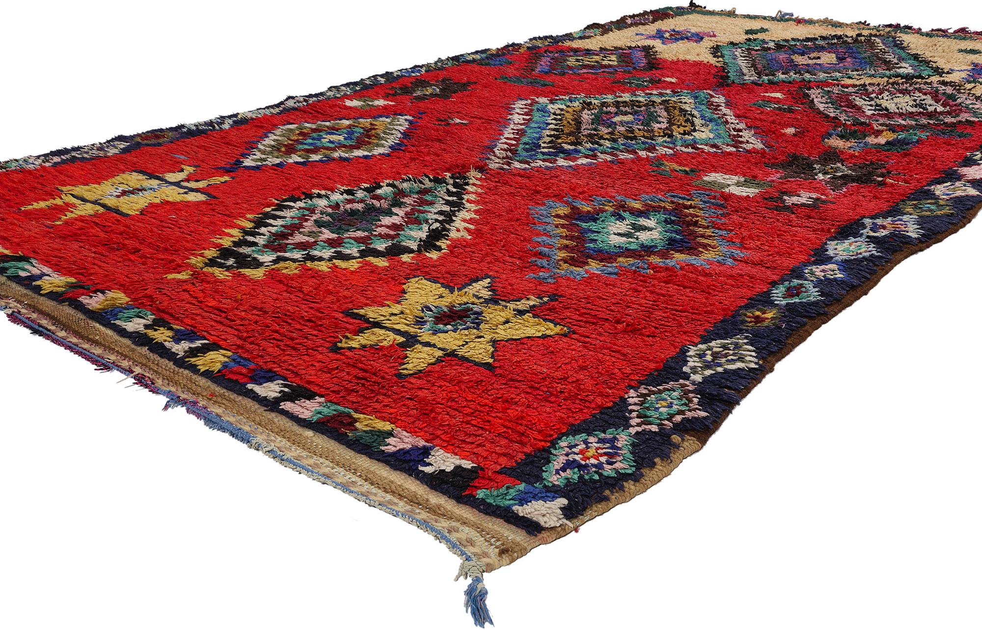 21795 Tapis marocain Boujad rouge vintage, 05'01 x 09'05. Les tapis Boujad, originaires de la région de Boujad, nichée dans le Moyen Atlas marocain, sont des trésors tissés à la main et imprégnés de tradition. Fabriqués par des tribus berbères