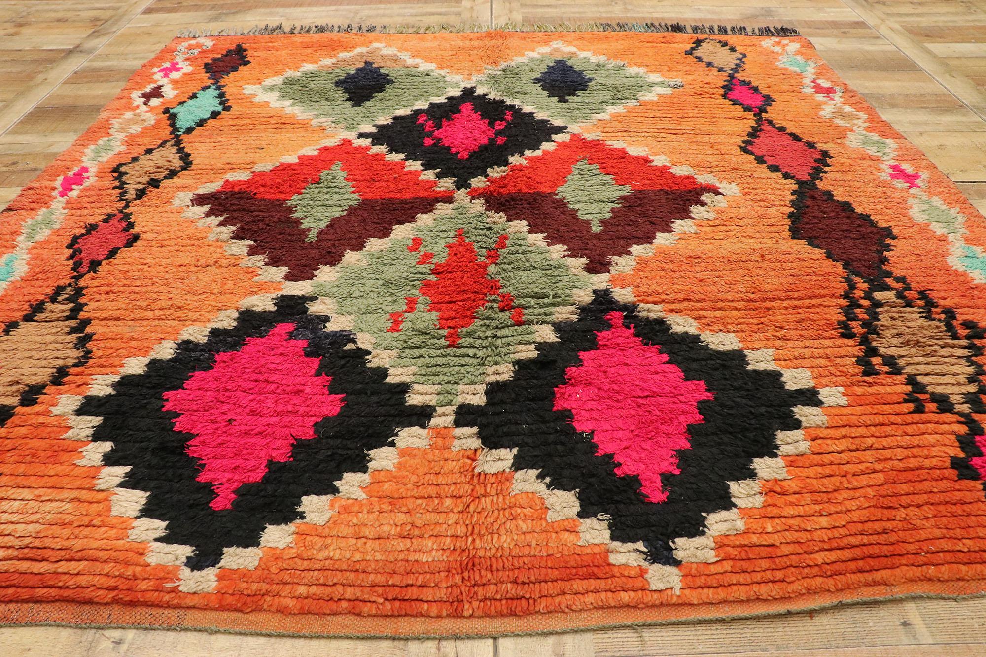 20227 Tapis marocain Vintage Orange Boujad, 06'02 x 06'06. Plongez dans l'âme vibrante des tapis de Boujad, originaires des rues animées de Boujad, dans la région de Khouribga. Tissés avec une grande habileté par les tribus berbères, en particulier