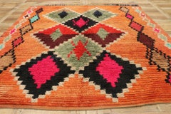 Marokkanischer Boujad-Teppich im Vintage-Stil, Bohemian Chic Meets Tribal Allure, Boujad