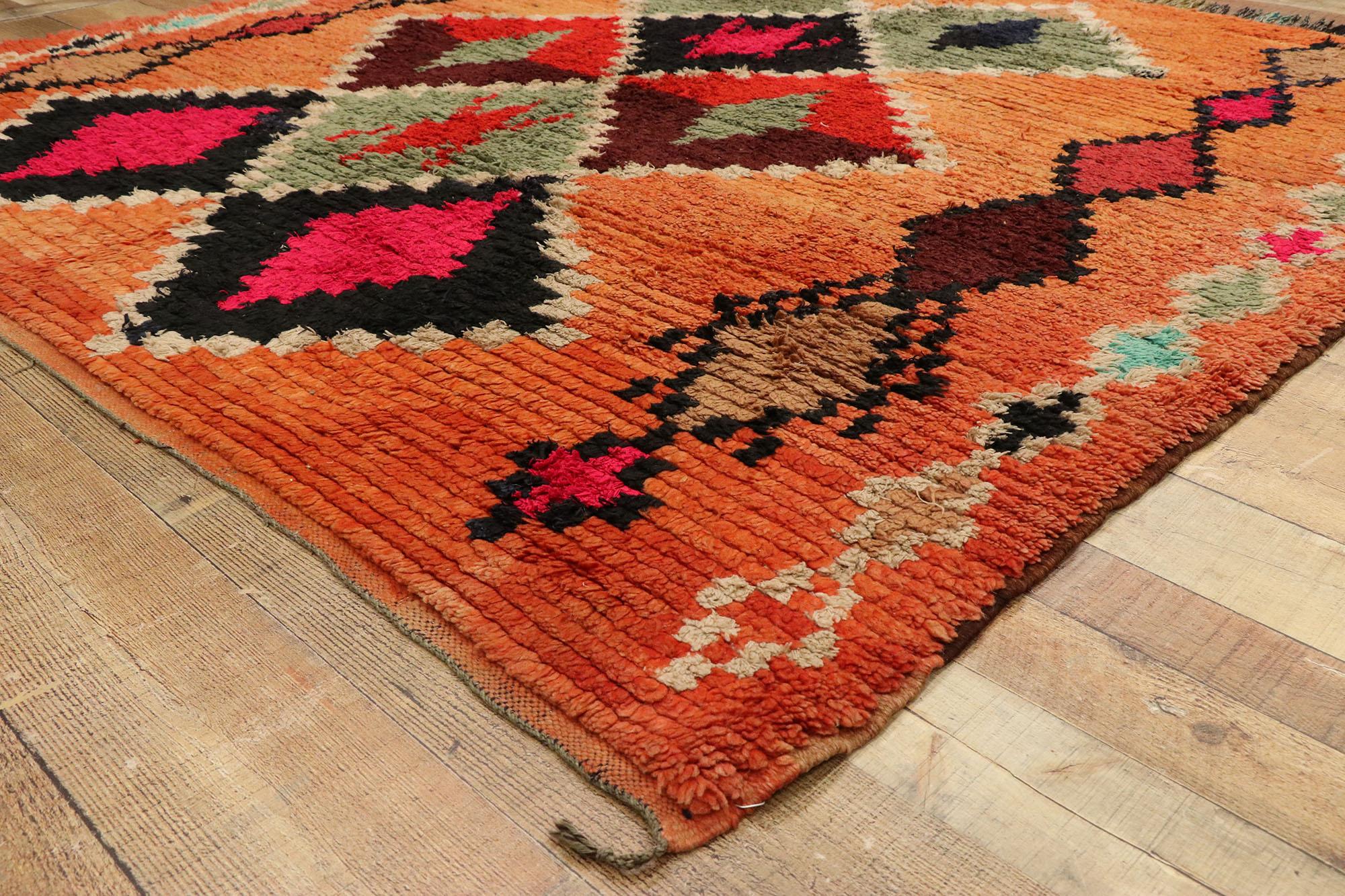 Marokkanischer Boujad-Teppich im Vintage-Stil, Bohemian Chic Meets Tribal Allure, Boujad (Handgeknüpft) im Angebot