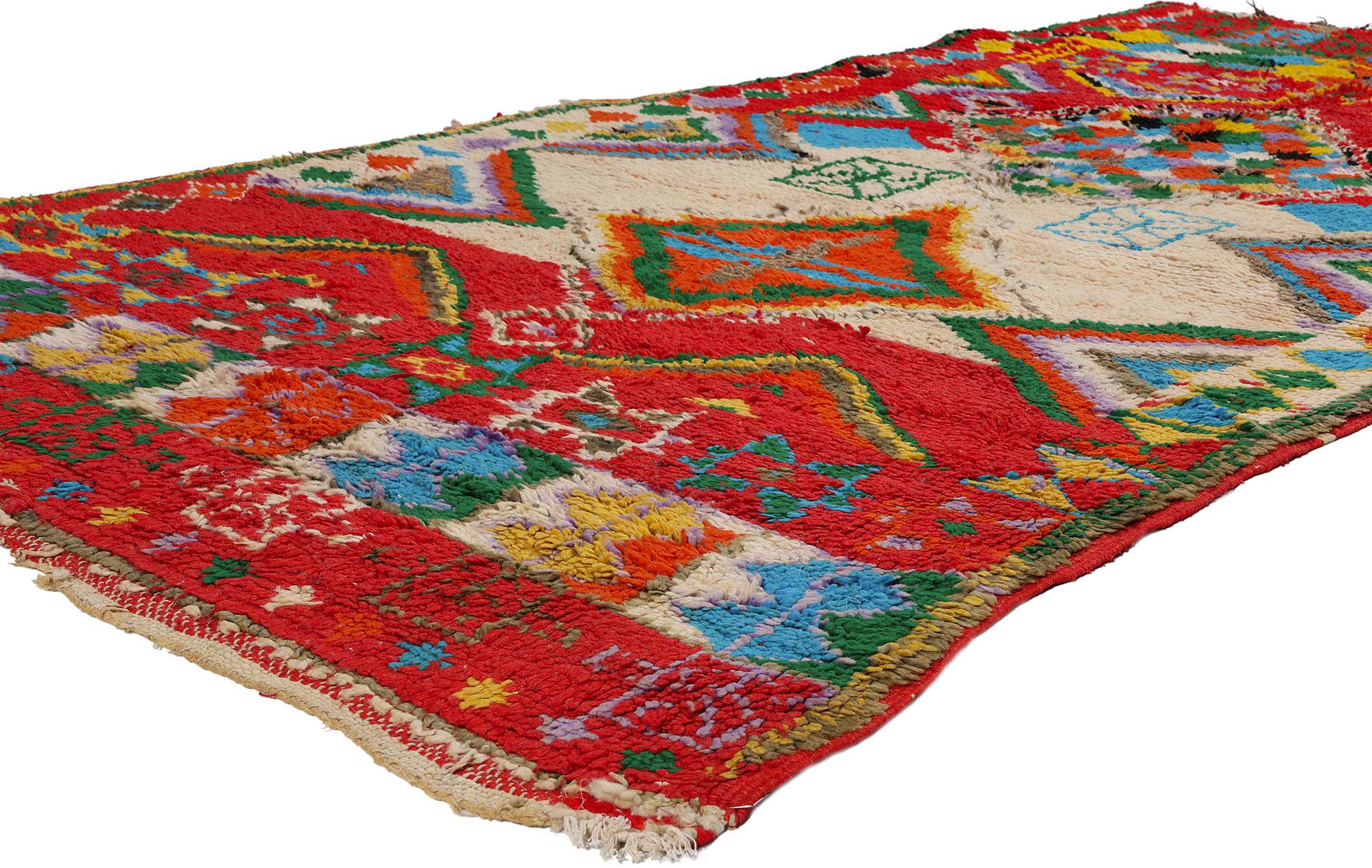 21790 Vintage Rot Boujad Marokkanischer Teppich, 04'08 x 07'08. Boujad-Teppiche, die aus der malerischen Region Boujad im Mittleren Atlasgebirge in Marokko stammen, sind geschätzte handgewebte Kostbarkeiten, die von jahrhundertealten Traditionen