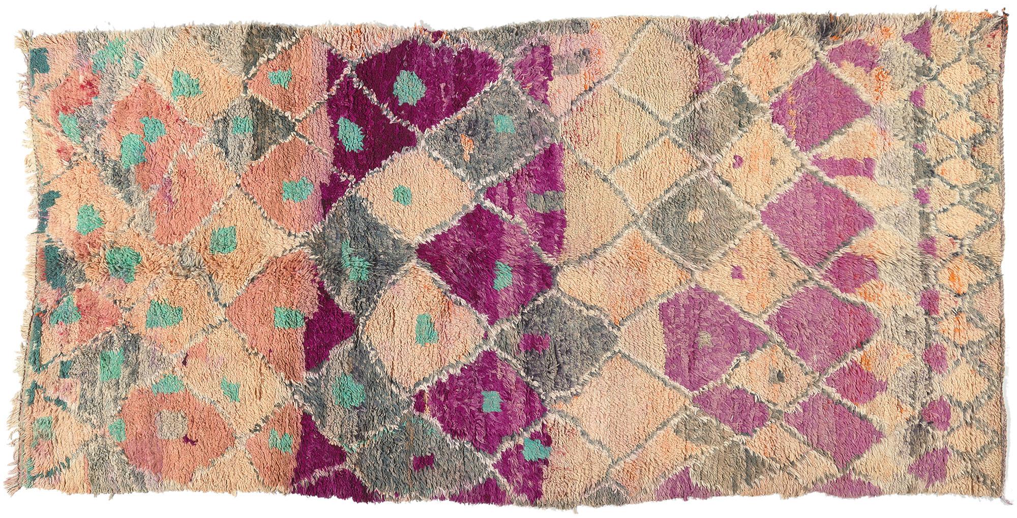 Marokkanischer Boujad-Teppich im Vintage-Stil, Bohemian Allure Meets Tribal Enchantment im Angebot 3