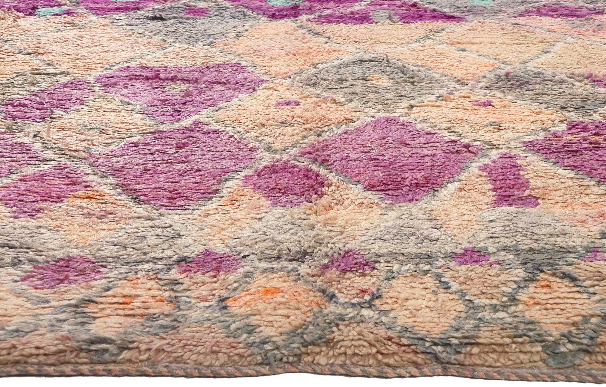 Marokkanischer Boujad-Teppich im Vintage-Stil, Bohemian Allure Meets Tribal Enchantment (Handgeknüpft) im Angebot