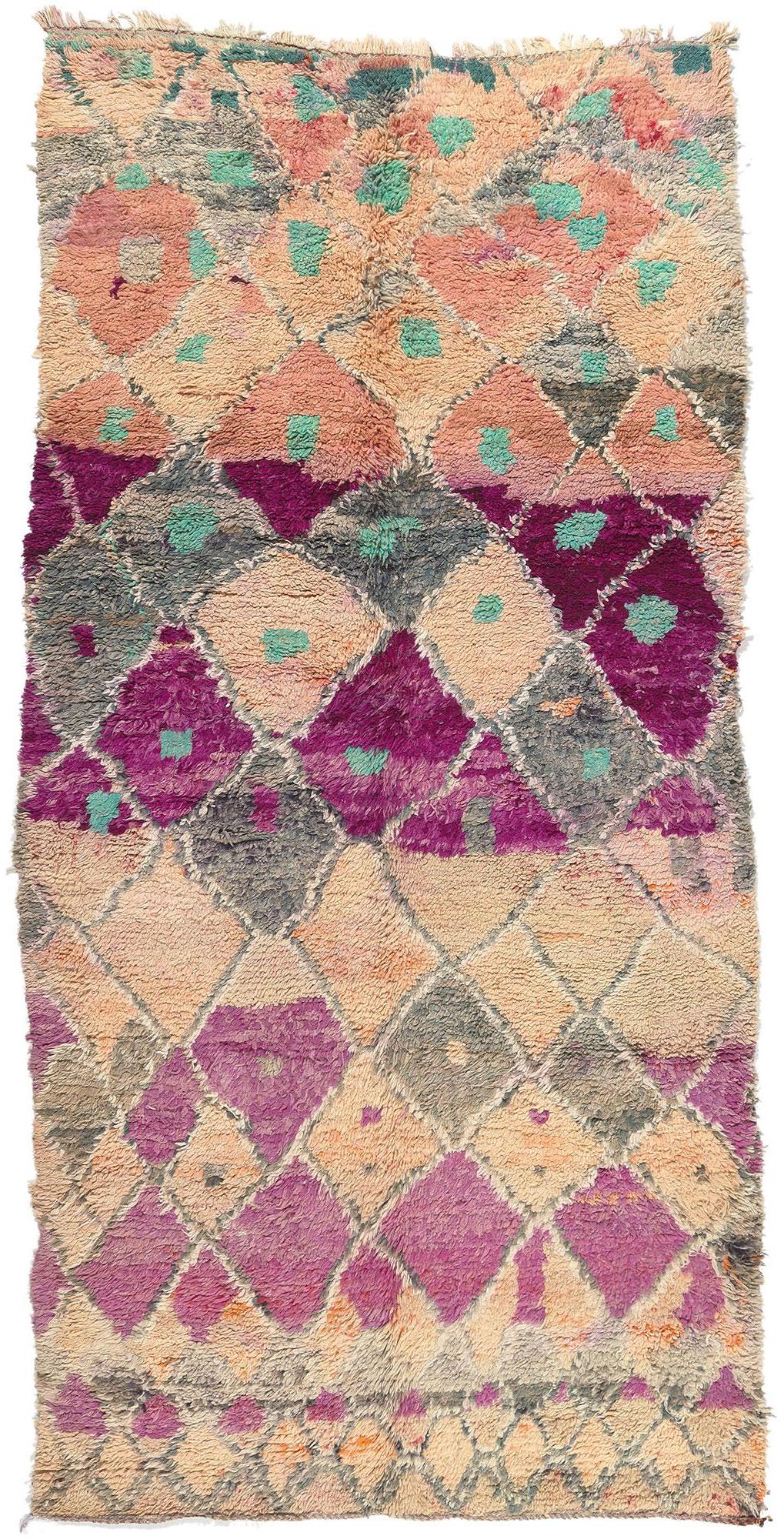 Marokkanischer Boujad-Teppich im Vintage-Stil, Bohemian Allure Meets Tribal Enchantment im Angebot