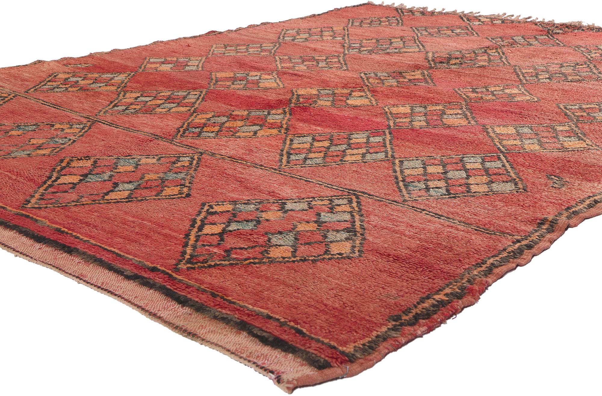 20171 Tapis marocain Boujad rouge vintage, 05'10 x 08'05. Dans le domaine du style d'intérieur bohème, découvrez la fusion enchanteresse avec le charme nomade dans ce tapis marocain Boujad vintage en laine noué à la main. Le design captivant des