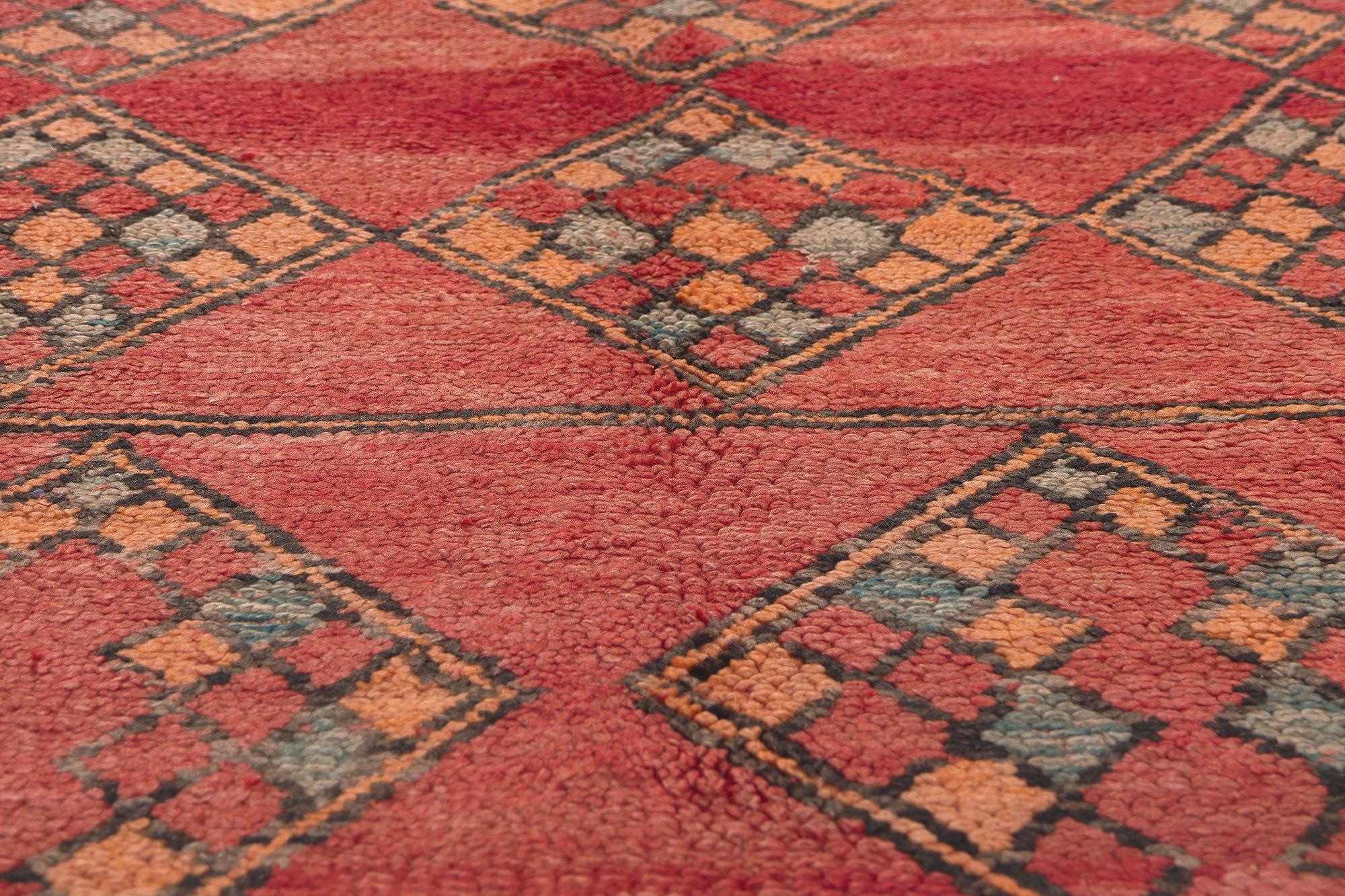 Marokkanischer Boujad-Teppich im Vintage-Stil, Boho Chic Meets Stammeskunst-Enchantment (20. Jahrhundert) im Angebot