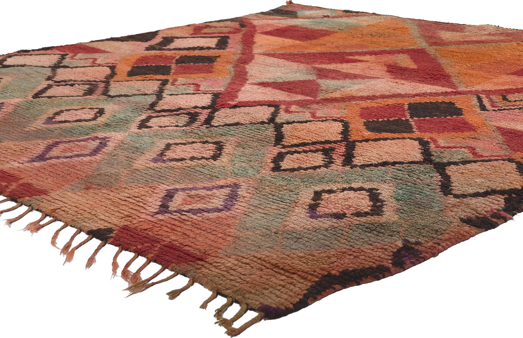 20757 Vintage Boujad Marokkanischer Teppich, 05'11 x 06'05. Entdecken Sie die bezaubernde Welt der Boujad-Teppiche, die aus der pulsierenden Stadt Boujad in der Region Khouribga stammen - einem historischen Pilgerzentrum und lebhaften