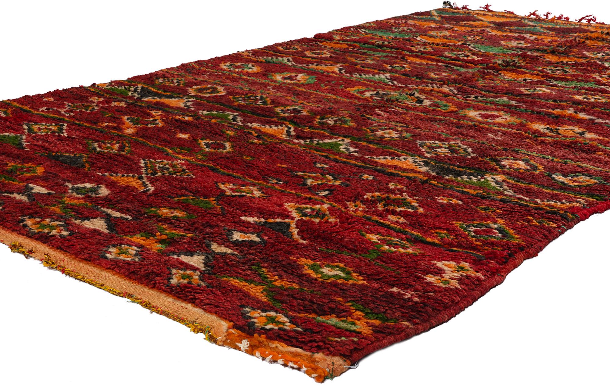 21754 Vintage Erdfarbener Boujad Marokkanischer Teppich 04'09 x 07'07. Begeben Sie sich mit diesem handgeknüpften marokkanischen Wollteppich aus der lebhaften Stadt Boujad in der Region Khouribga auf eine Reise in die zeitlose Faszination des