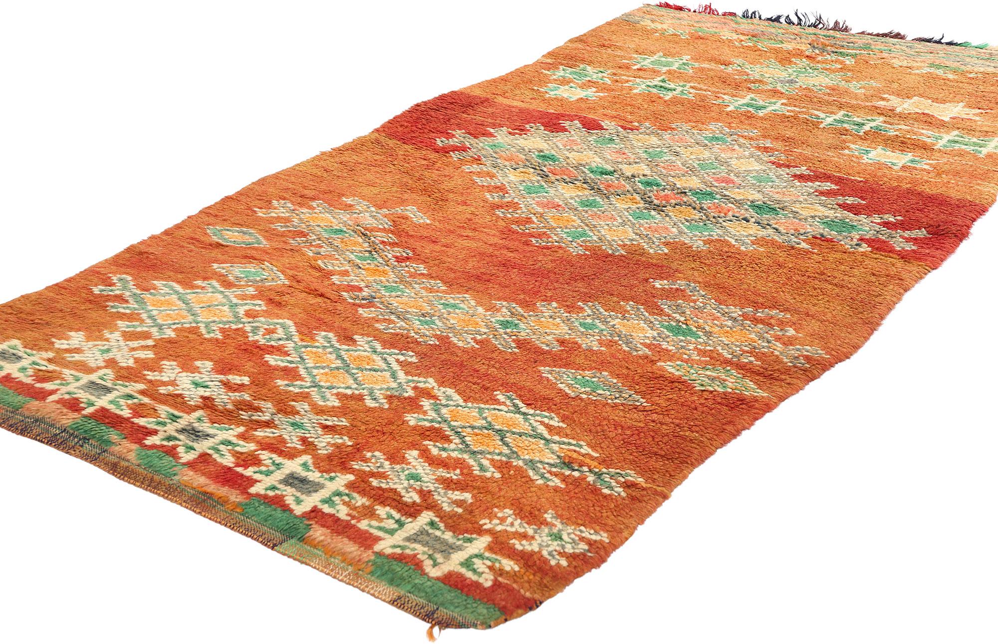 21839 Vintage Orange Boujad Marokkanischer Teppich, 03'02 x 06'11. Die aus der marokkanischen Region Boujad stammenden Boujad-Teppiche sind exquisite handgewebte Meisterwerke, die das lebendige künstlerische Erbe der Berberstämme, insbesondere der