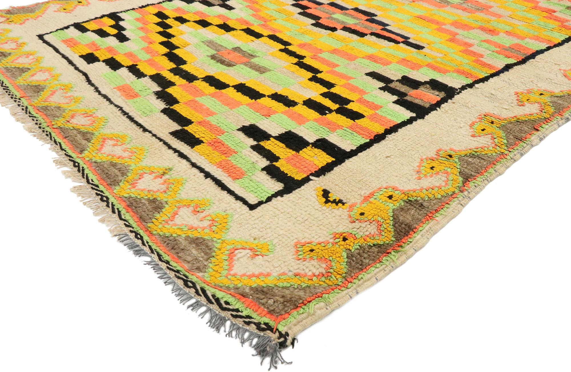 20574 Tapis marocain Vintage Boujad, 04'01 X 07'02. Plongez dans le monde vibrant des tapis de Boujad, qui émergent des rues animées de Boujad, dans la région de Khouribga. Méticuleusement confectionnés par des tribus berbères qualifiées, notamment