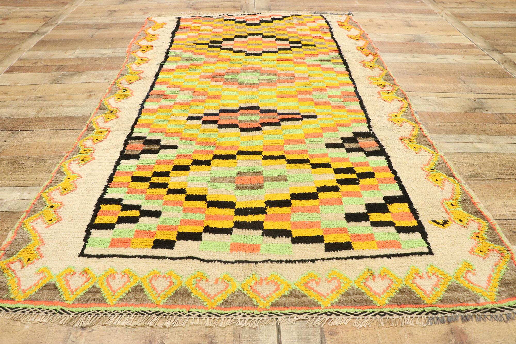 Marokkanischer Boujad-Teppich im Vintage-Stil, Mid-Century Boho Meets Stammeskunst-Enchantment im Angebot 1
