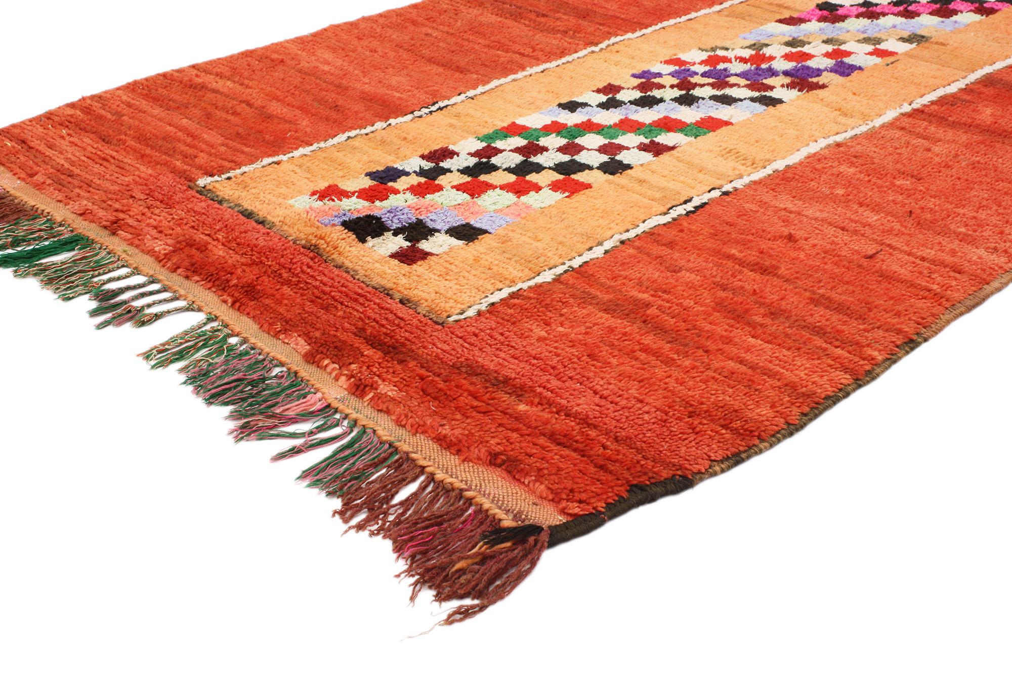 20499 Marokkanischer Teppich Vintage Red Boujad, 04'01 x 06'00. Der marokkanische Teppich Boujad aus handgeknüpfter Wolle im Vintage-Stil zeigt ein auffälliges Schachbrettmuster vor einem Hintergrund aus orangefarbenem und rotem Abrasch, wodurch