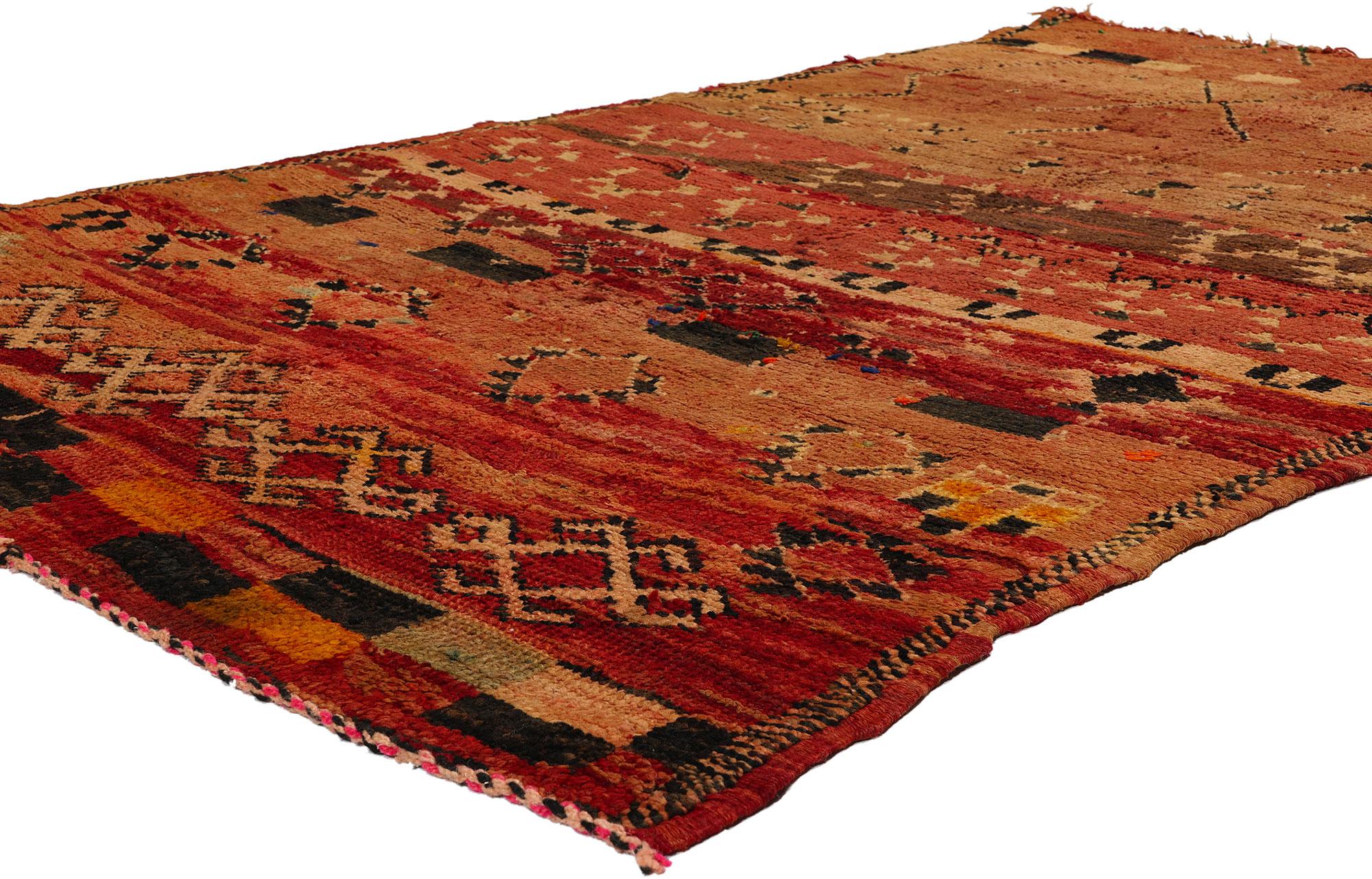 21727 Tapis marocain Boujad rouge vintage, 04'09 x 07'03. Originaires de la région du Boujad au Maroc, les tapis Boujad sont plus que de simples revêtements de sol ; ce sont des trésors complexes tissés à la main qui incarnent l'héritage artistique