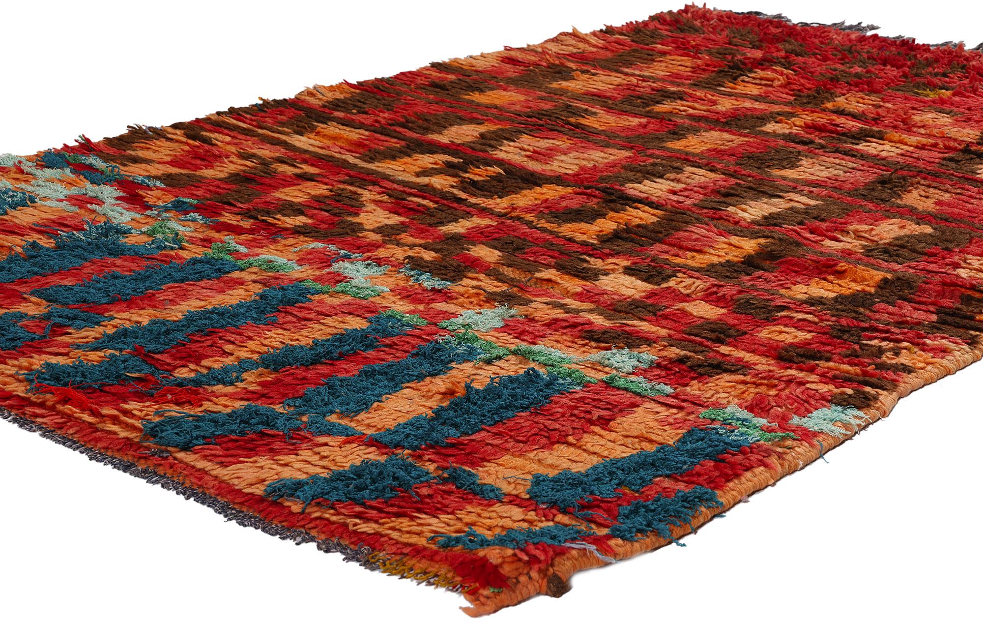 21733 Tapis marocain Boujad rouge vintage, 03'09 x 04'04. Originaires de la région du Boujad au Maroc, les tapis Boujad sont bien plus que de simples revêtements de sol ; ce sont des chefs-d'œuvre complexes d'art tissé à la main qui incarnent