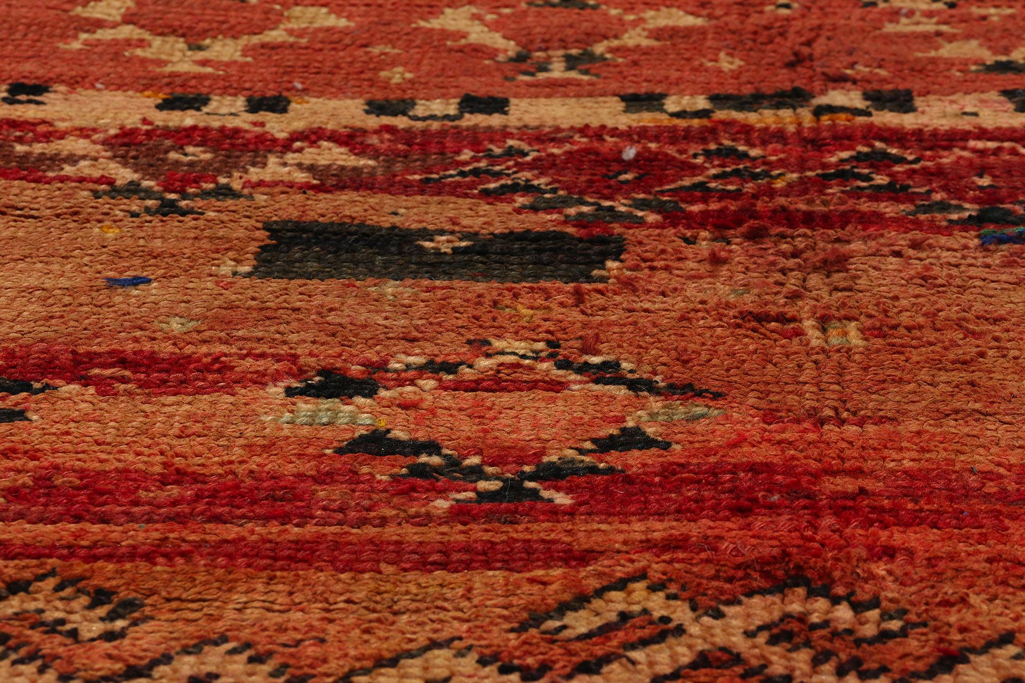 Marokkanischer Boujad-Teppich im Vintage-Stil, Mid-Century Modern Meets Boho Chic im Zustand „Starke Gebrauchsspuren“ im Angebot in Dallas, TX