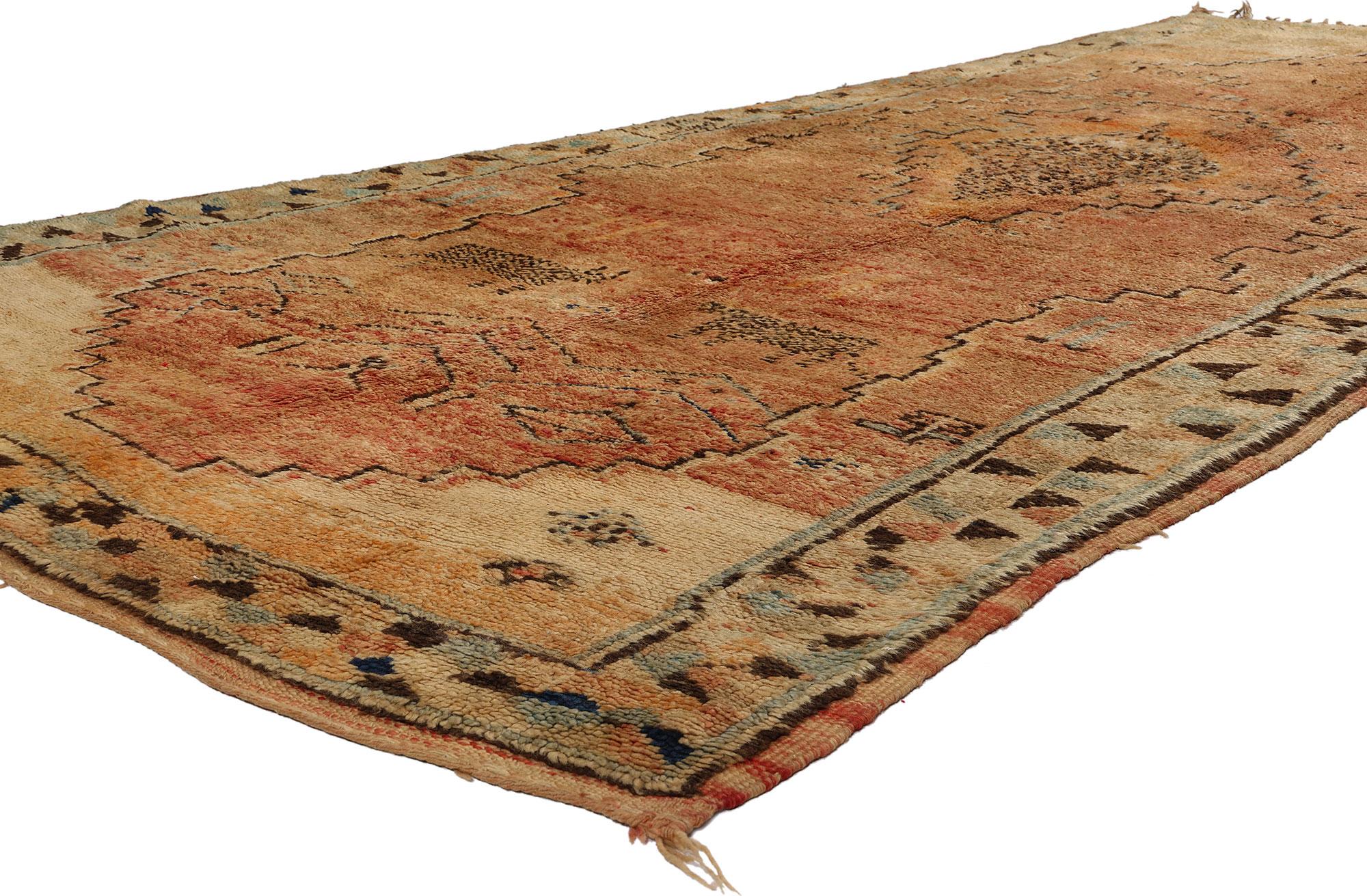 21774 Vintage Boujad Marokkanischer Teppich, 04'10 x 10'10. Boujad-Teppiche, die handgewebten Schmuckstücke aus der marokkanischen Boujad-Region, verkörpern die lebendige Kunstfertigkeit, die über Generationen hinweg von Berberstämmen, insbesondere