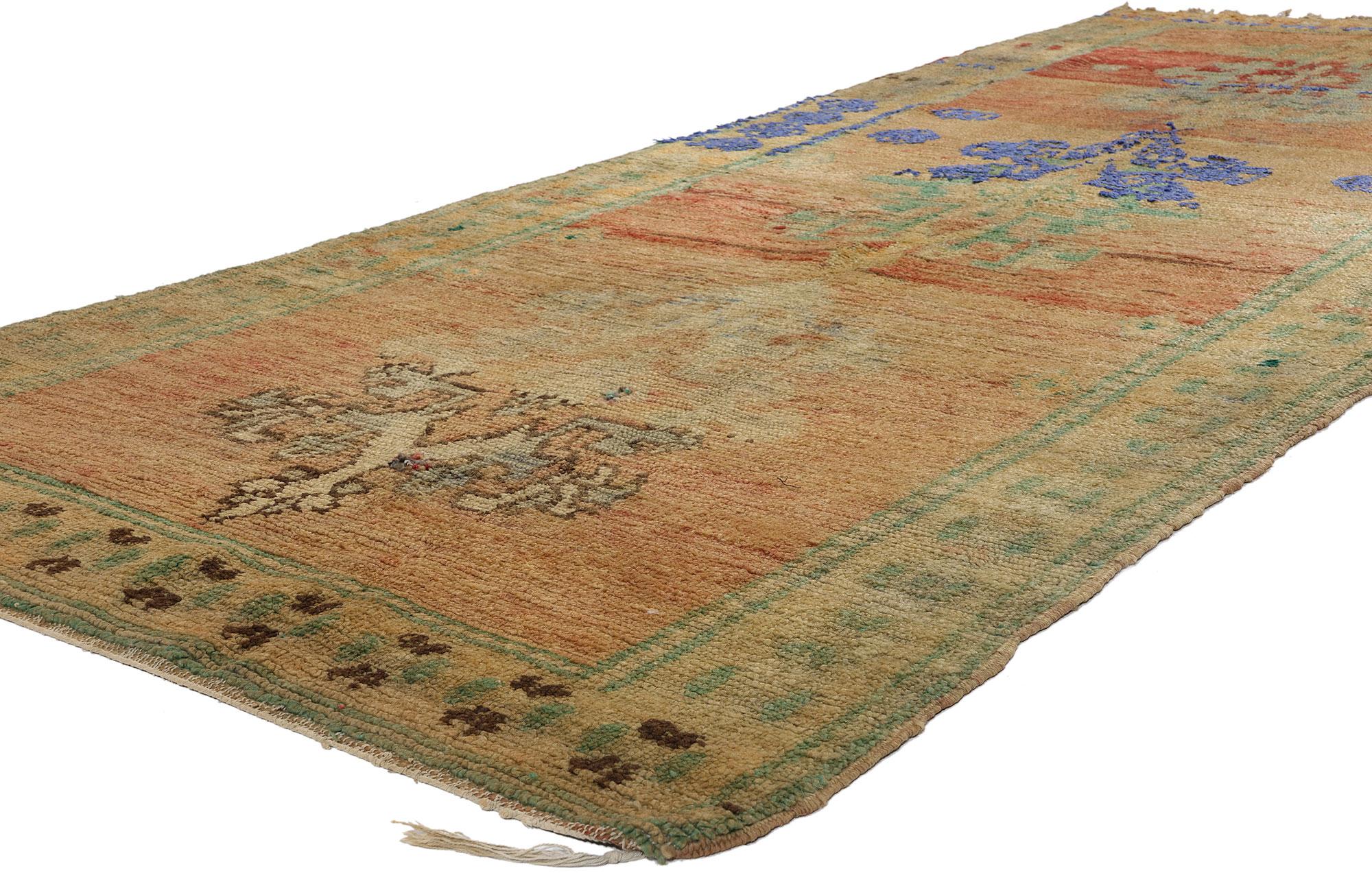 21824 Vintage Boujad Marokkanischer Teppich, 04'01 x 10'06. Lassen Sie sich mit diesem handgeknüpften marokkanischen Boujad-Teppich aus Wolle von gewebter Schönheit umarmen - eine fesselnde Vision, die den freigeistigen Reiz des Bohème-Stils mit