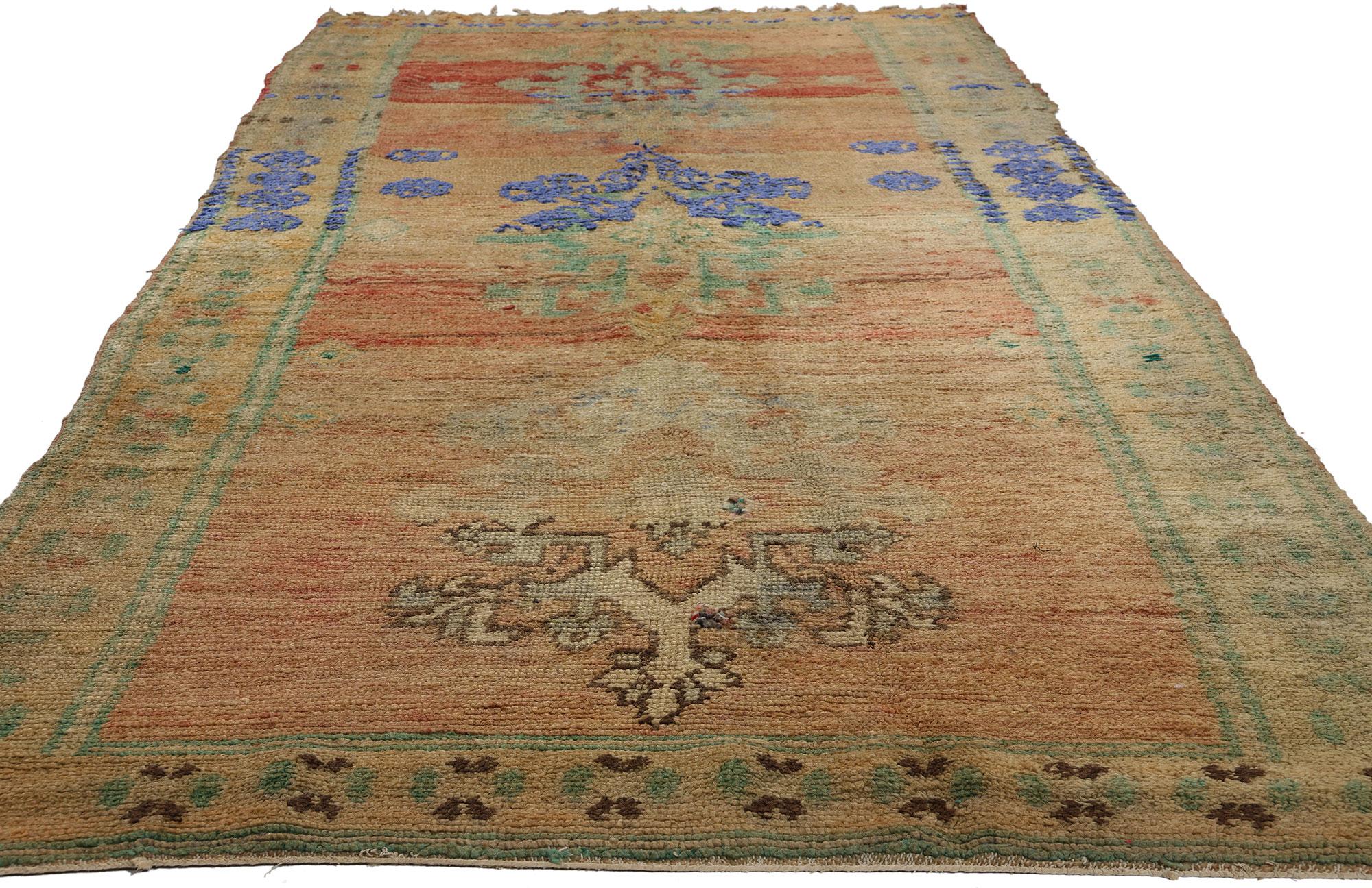 Marokkanischer Vintage-Teppich Boujad, rustikaler Boho-Chic trifft auf sonnendurchflutete Eleganz (Böhmisch) im Angebot