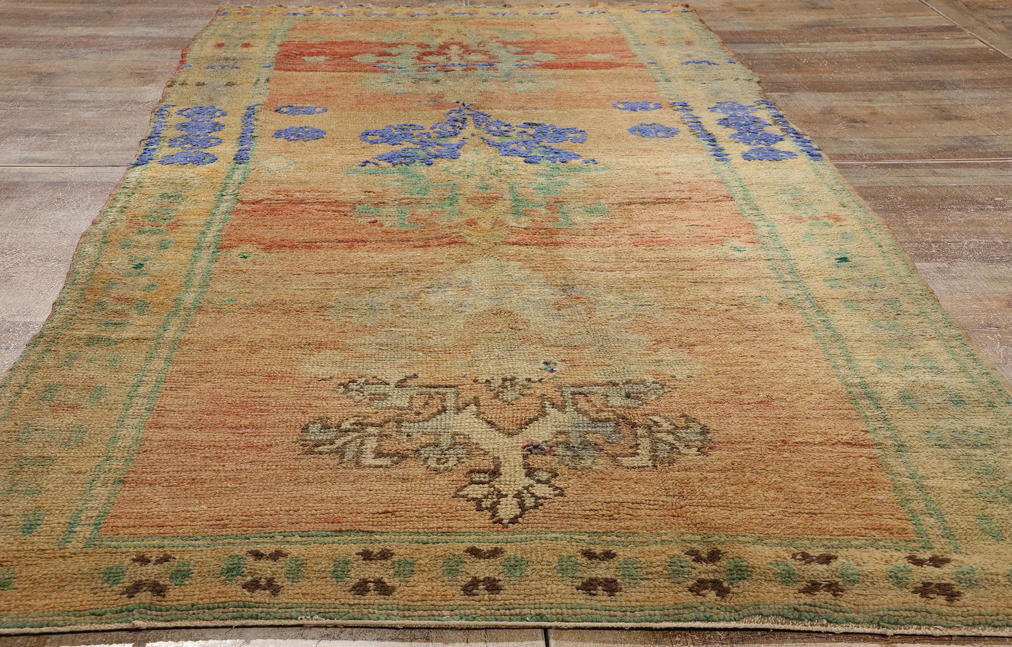 Marokkanischer Vintage-Teppich Boujad, rustikaler Boho-Chic trifft auf sonnendurchflutete Eleganz im Angebot 1