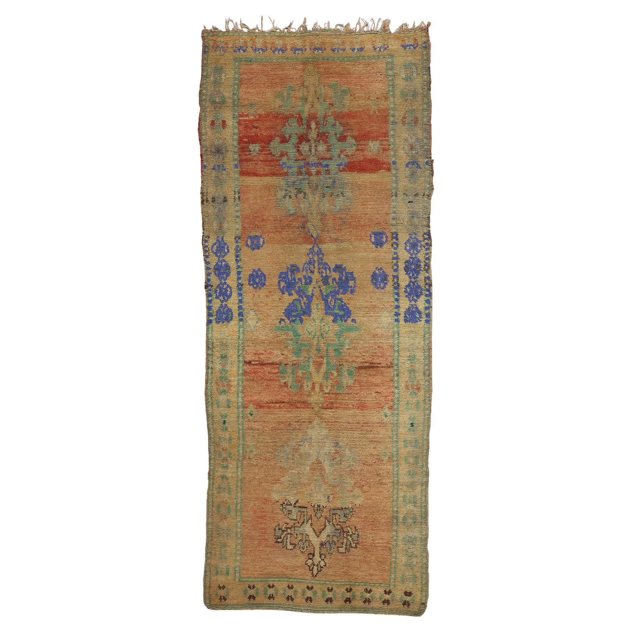 Tapis marocain vintage Boujad, le chic bohème rustique rencontre l'Elegance ensoleillée en vente