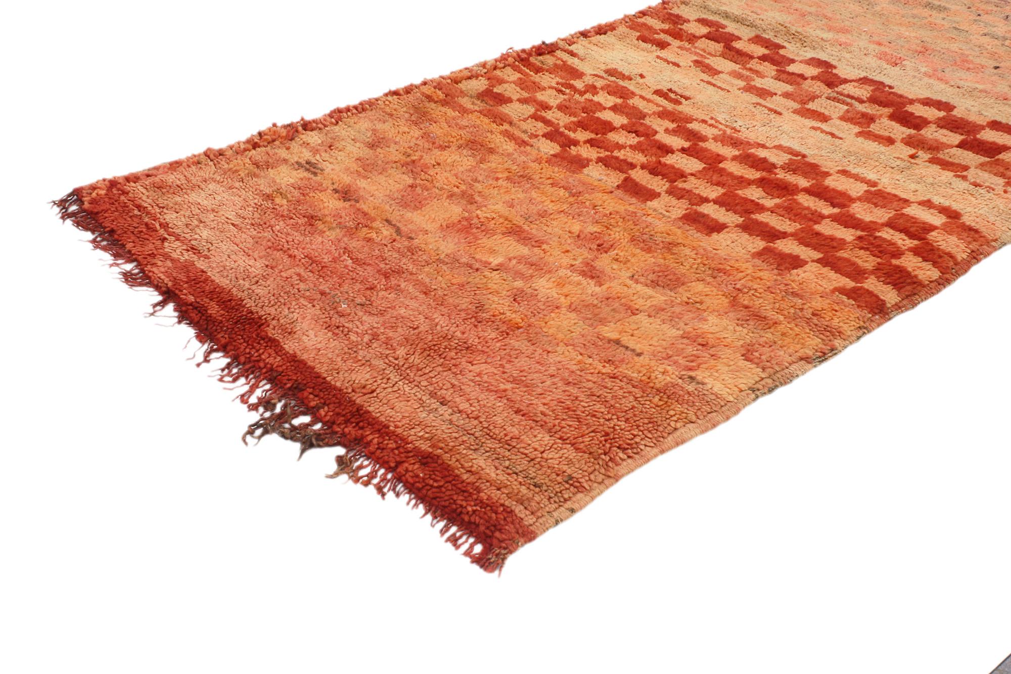 20453 Vintage Karierter Boujad Marokkanischer Teppich, 02'06 x 06'03. Die aus der marokkanischen Region Boujad stammenden Boujad-Teppiche sind weit mehr als nur einfache Bodenbeläge; sie sind exquisite handgewebte Meisterwerke, die das lebendige