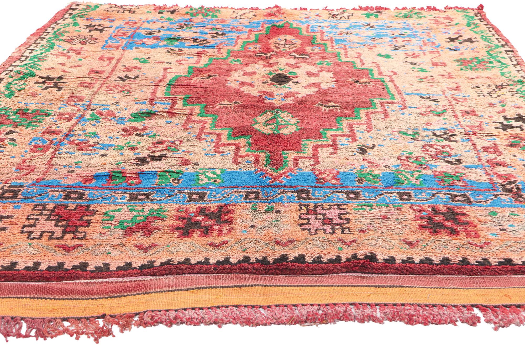 Marokkanischer Boujad-Teppich im Vintage-Stil, Stammeskunst-Enchantment Meets Boho Chic Jungalow im Zustand „Gut“ im Angebot in Dallas, TX