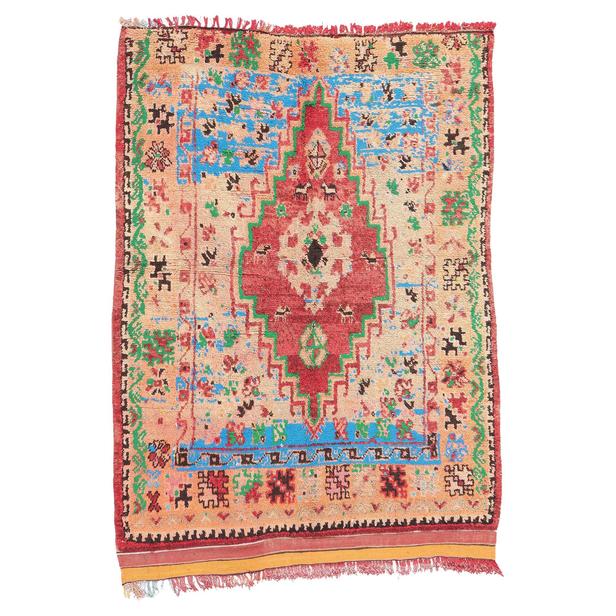 Marokkanischer Boujad-Teppich im Vintage-Stil, Stammeskunst-Enchantment Meets Boho Chic Jungalow im Angebot