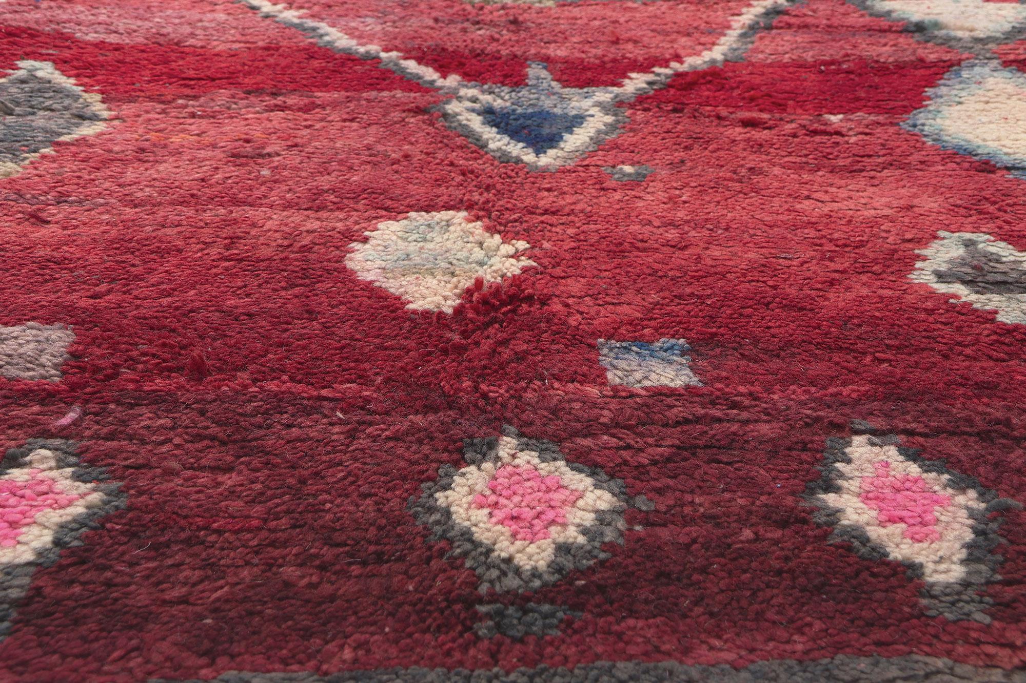Marokkanischer Boujad-Teppich im Vintage-Stil, Stammeskunst-Enchantment Meets Cozy Nomad (20. Jahrhundert) im Angebot