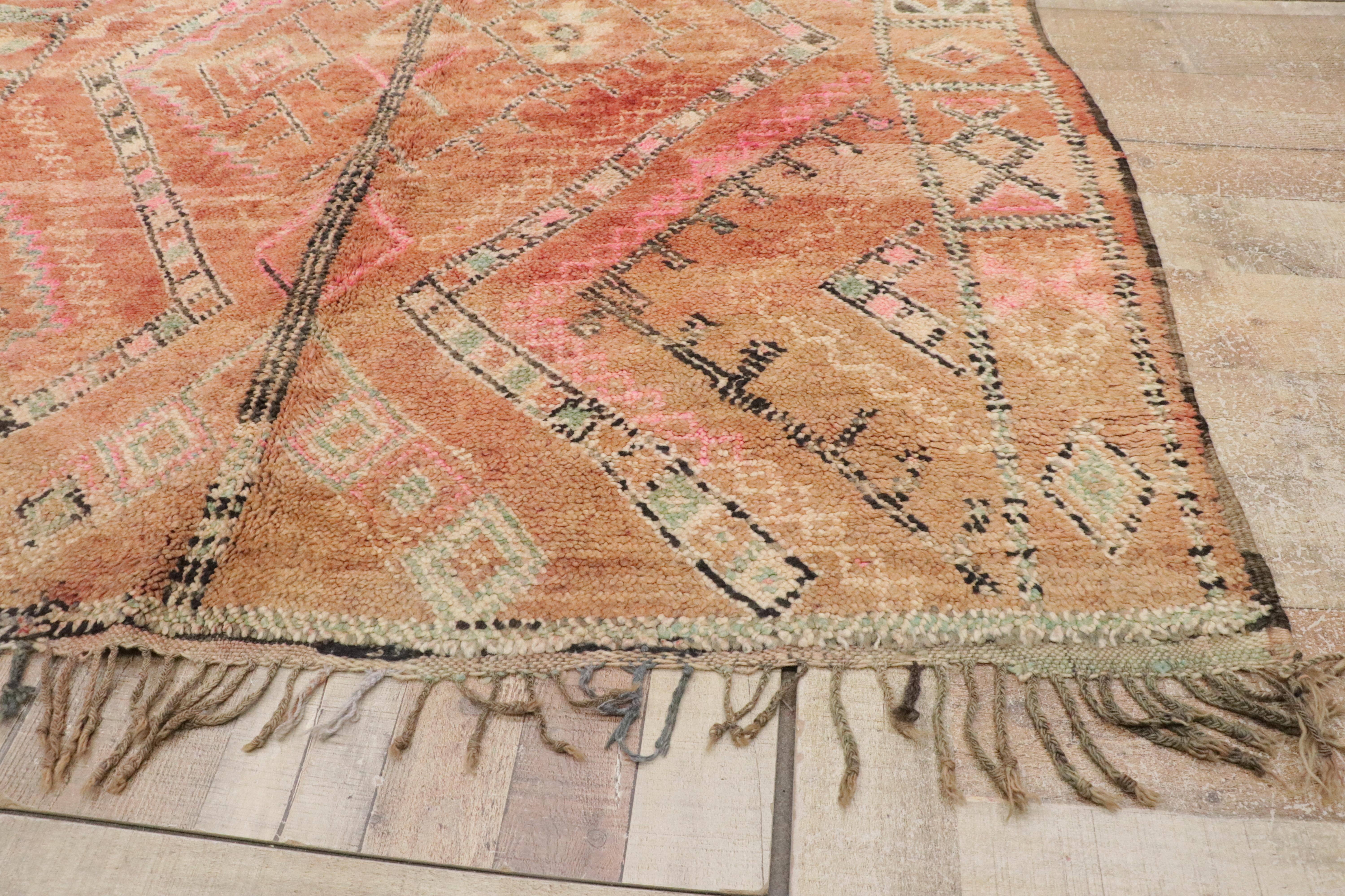 Alfombra bereber marroquí Boujad de los años 70, el encanto tribal se une al boho chic global en venta 4