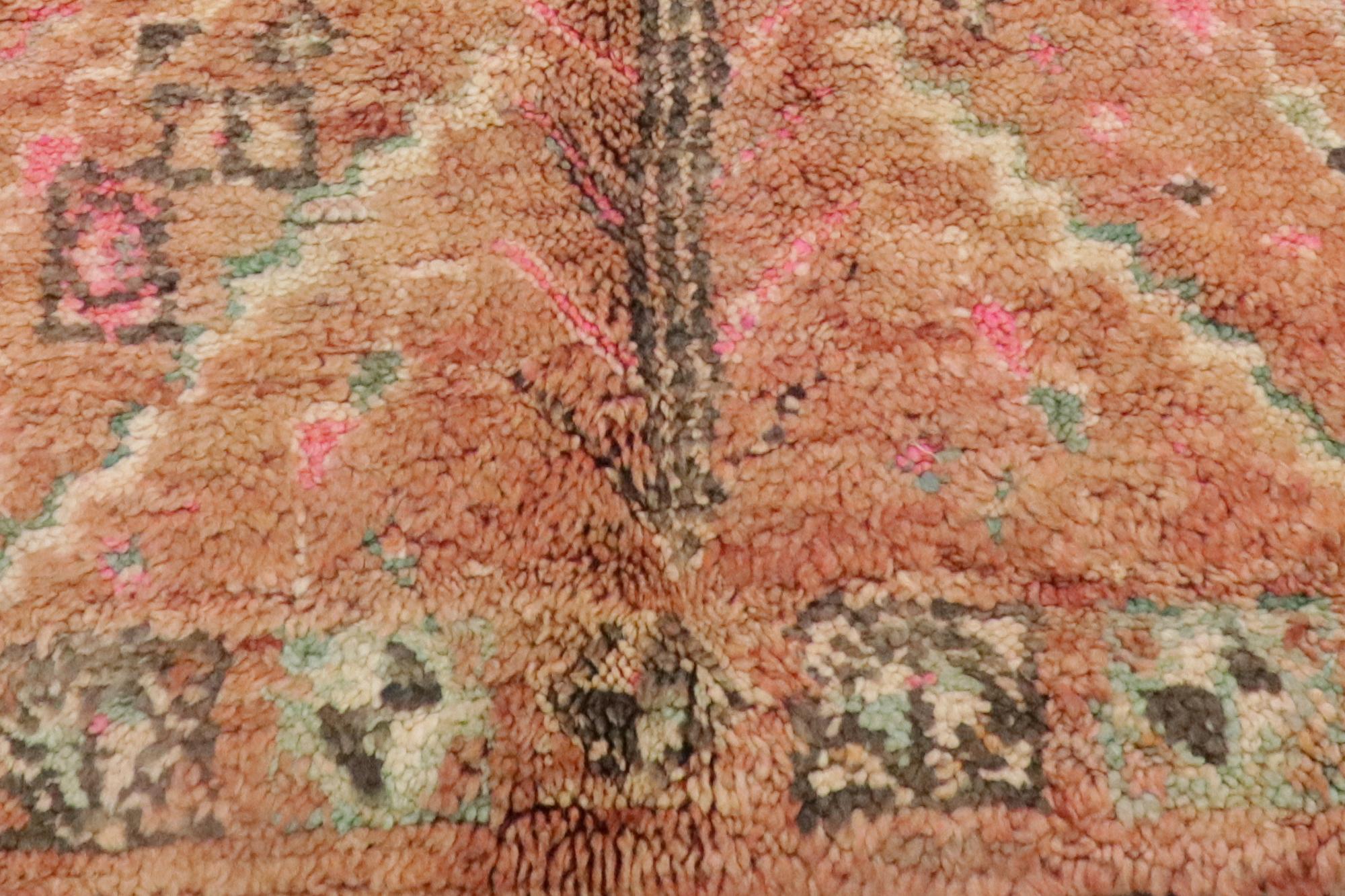 Alfombra bereber marroquí Boujad de los años 70, el encanto tribal se une al boho chic global siglo XX en venta