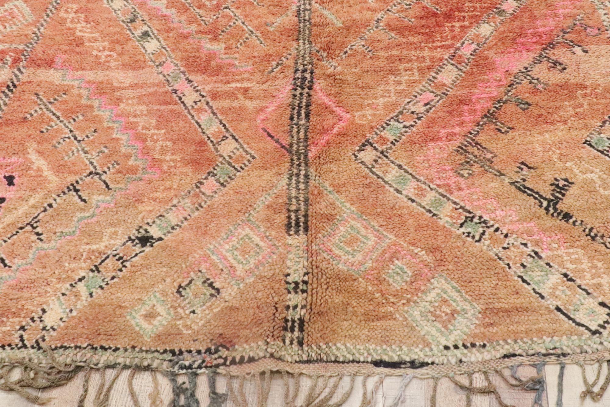 Alfombra bereber marroquí Boujad de los años 70, el encanto tribal se une al boho chic global en venta 5