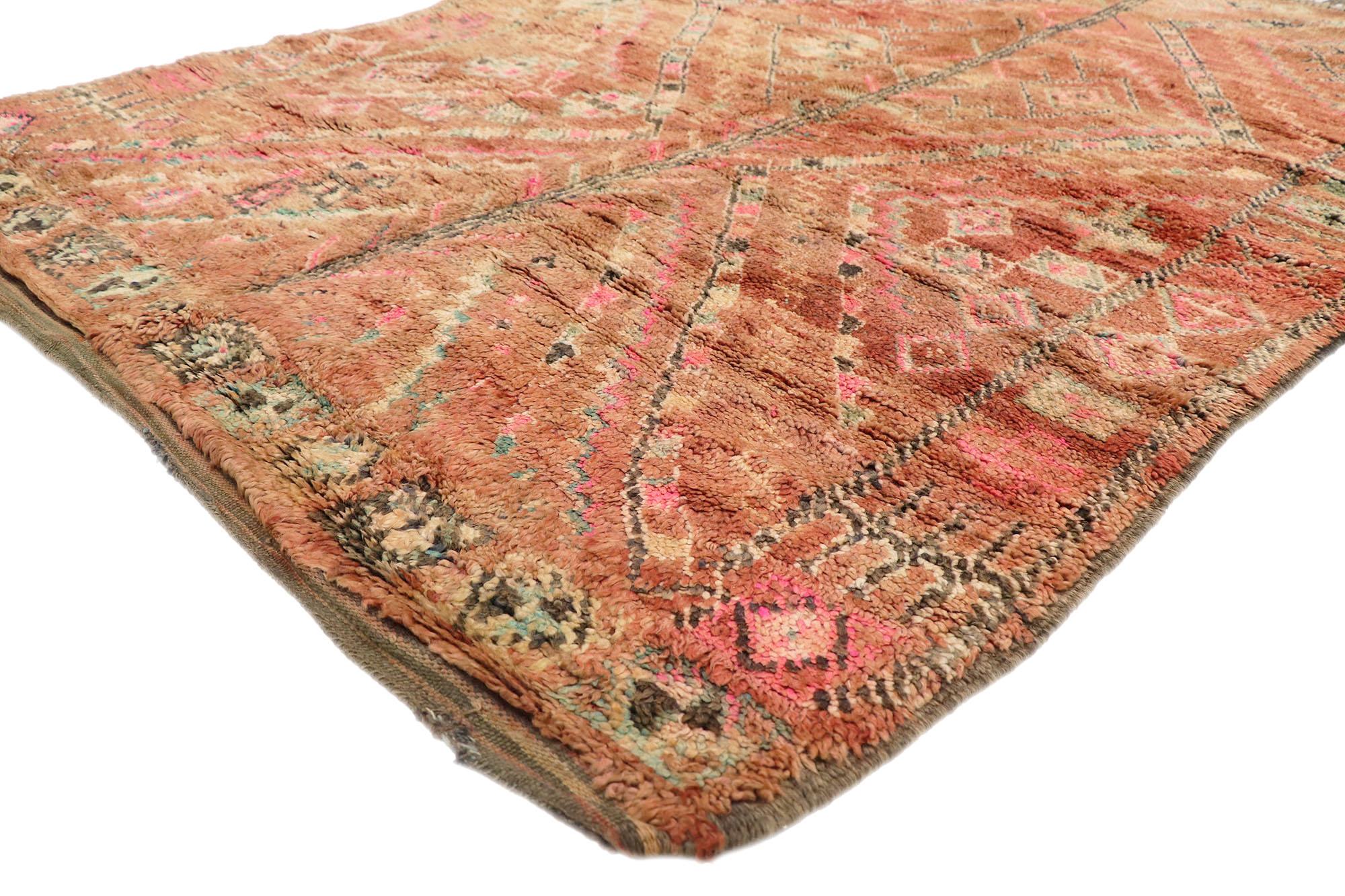 21236 Alfombra marroquí Vintage Boujad, 05'00 x 07'00. Las alfombras Boujad, nacidas en la región marroquí de Boujad, son algo más que meros revestimientos para el suelo; son exquisitas obras maestras tejidas a mano que capturan el vibrante